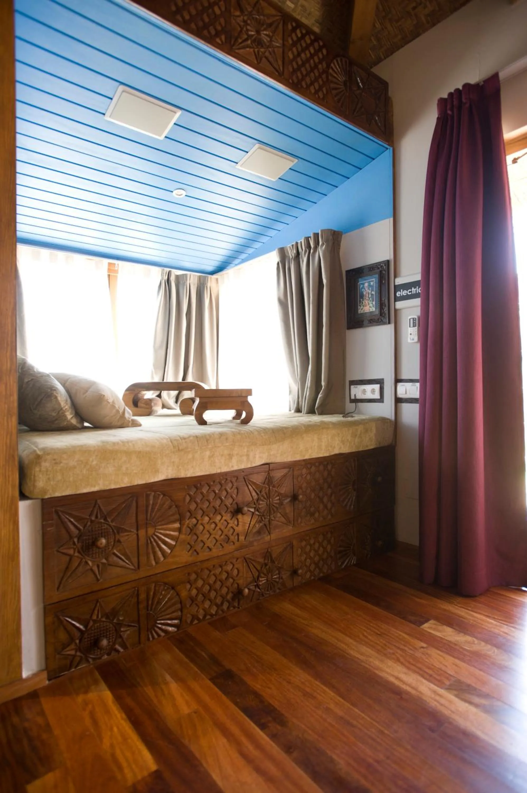 Photo of the whole room, Bed in 100% Fun