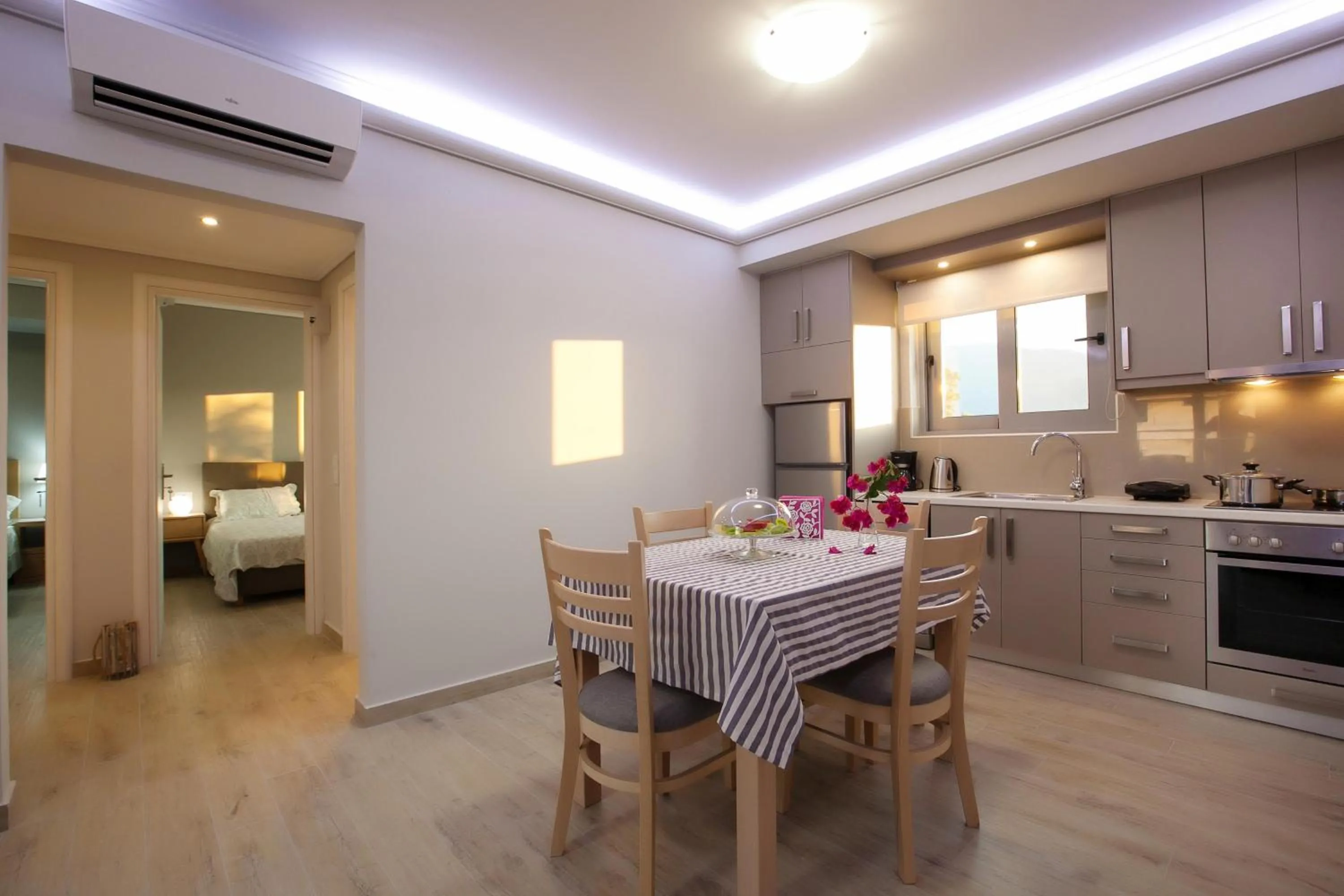 Dining area, Bed in Zante Suites