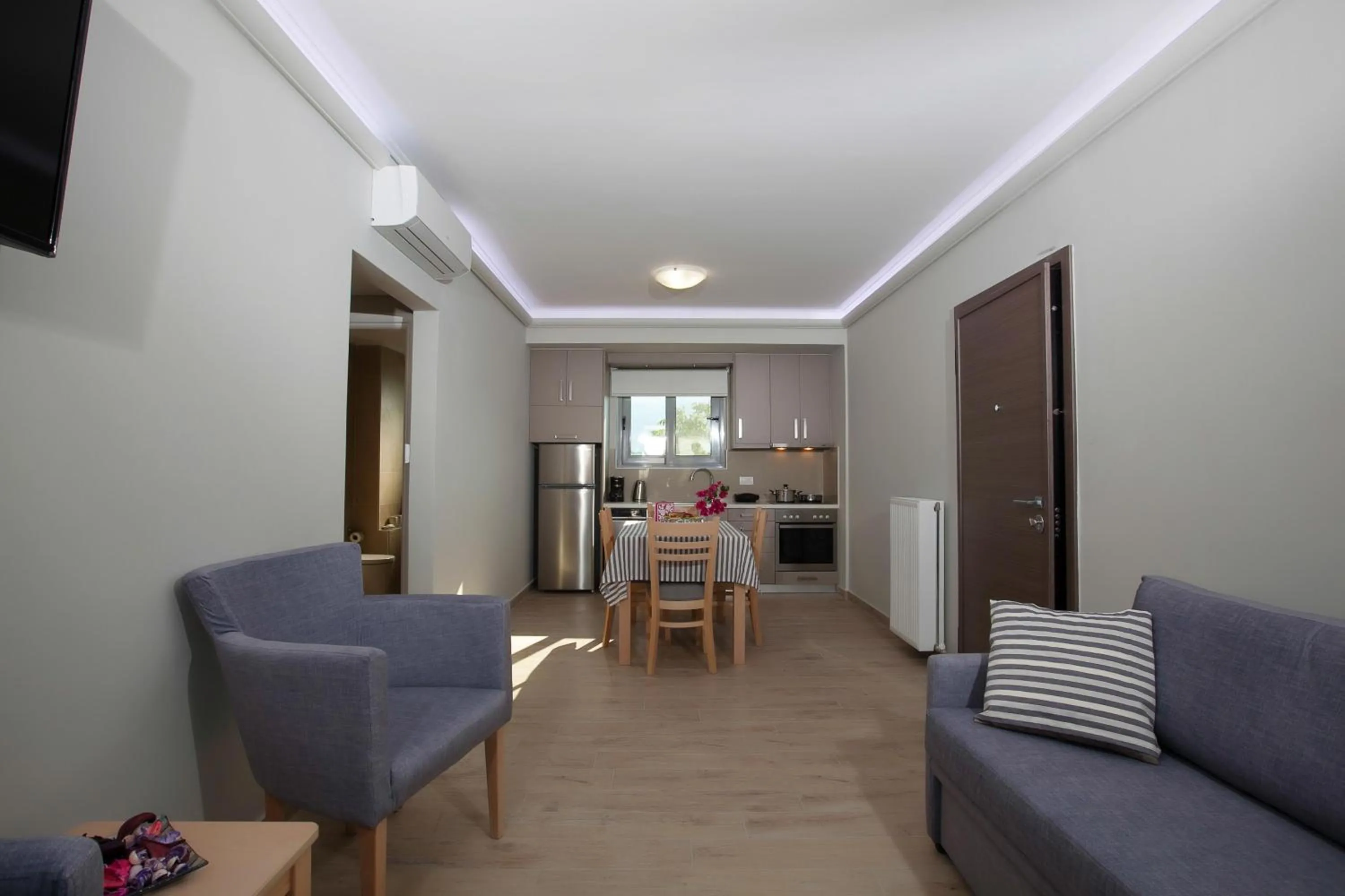 Dining area in Zante Suites