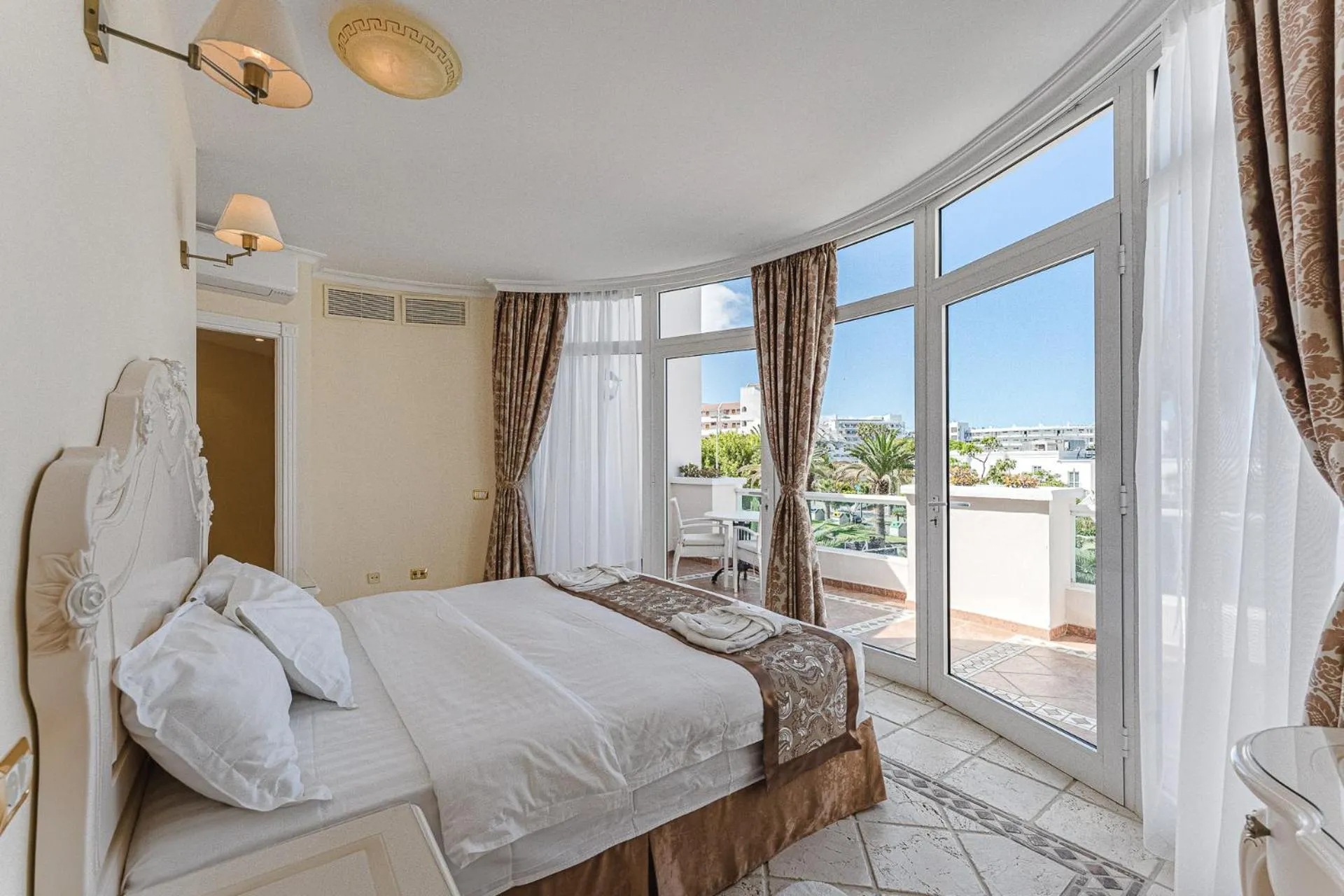 Bed in Flamingo Suites Boutique Hotel