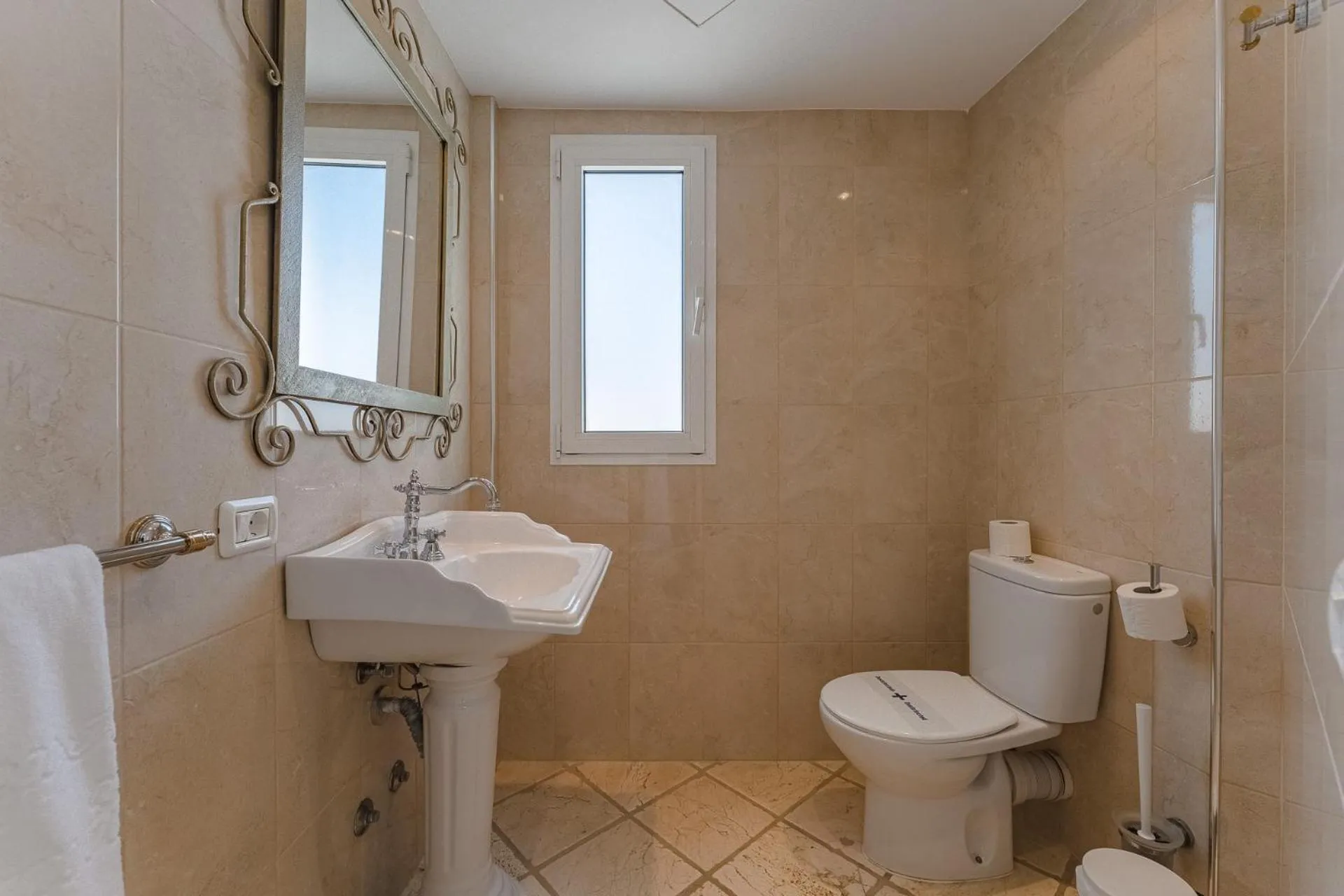 Toilet in Flamingo Suites Boutique Hotel