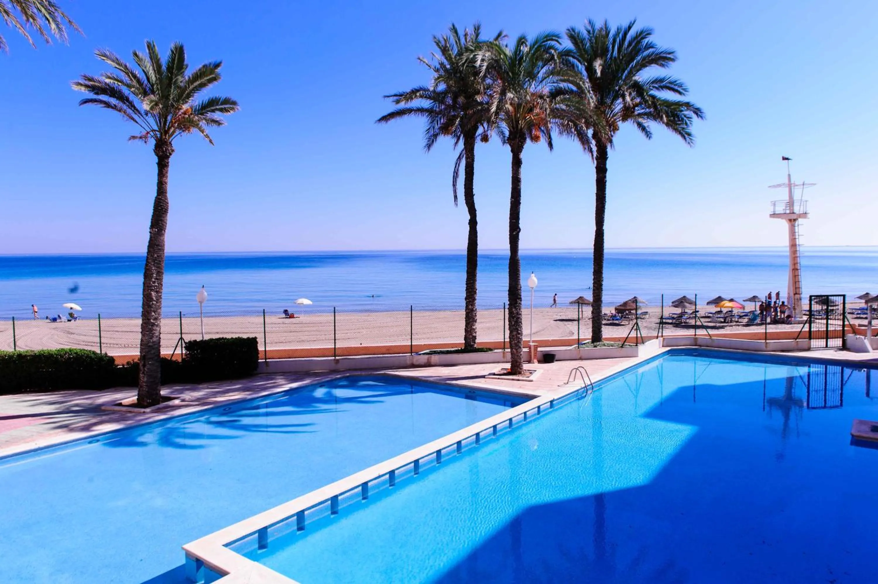 Swimming pool in Hotel Apartamentos Londres La Manga