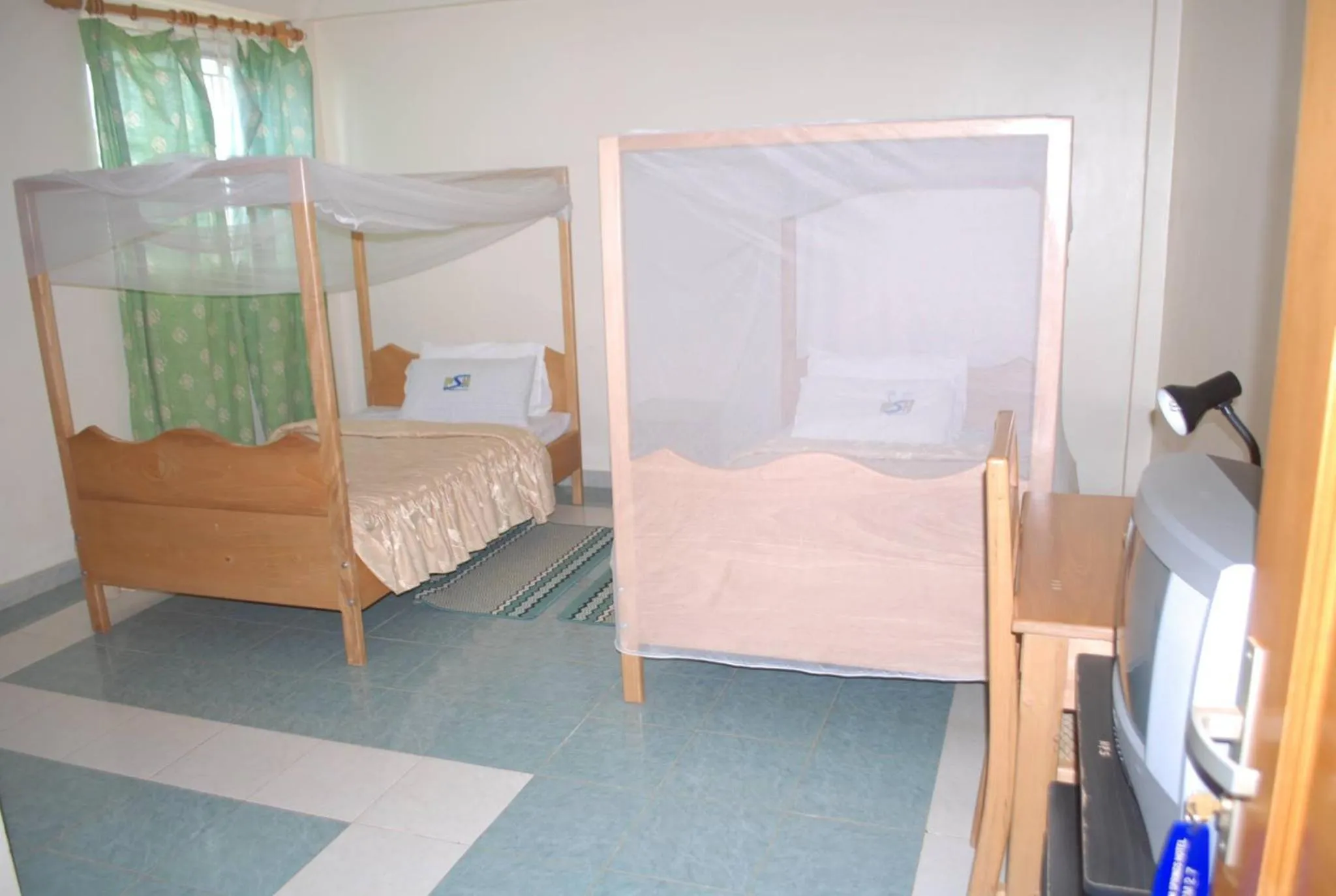 TV and multimedia in Palm Springs Hotel Masaka