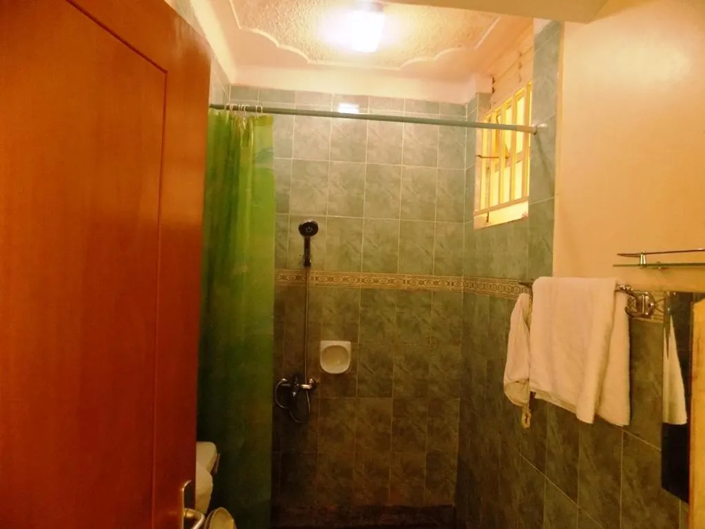 Shower in Palm Springs Hotel Masaka