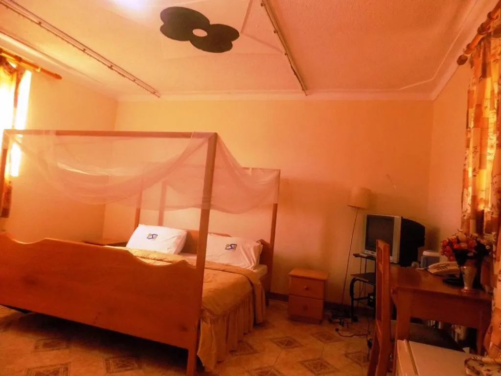 TV and multimedia in Palm Springs Hotel Masaka