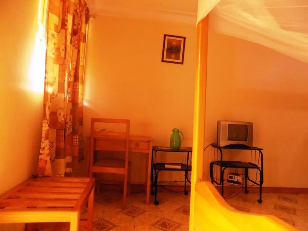 TV and multimedia in Palm Springs Hotel Masaka