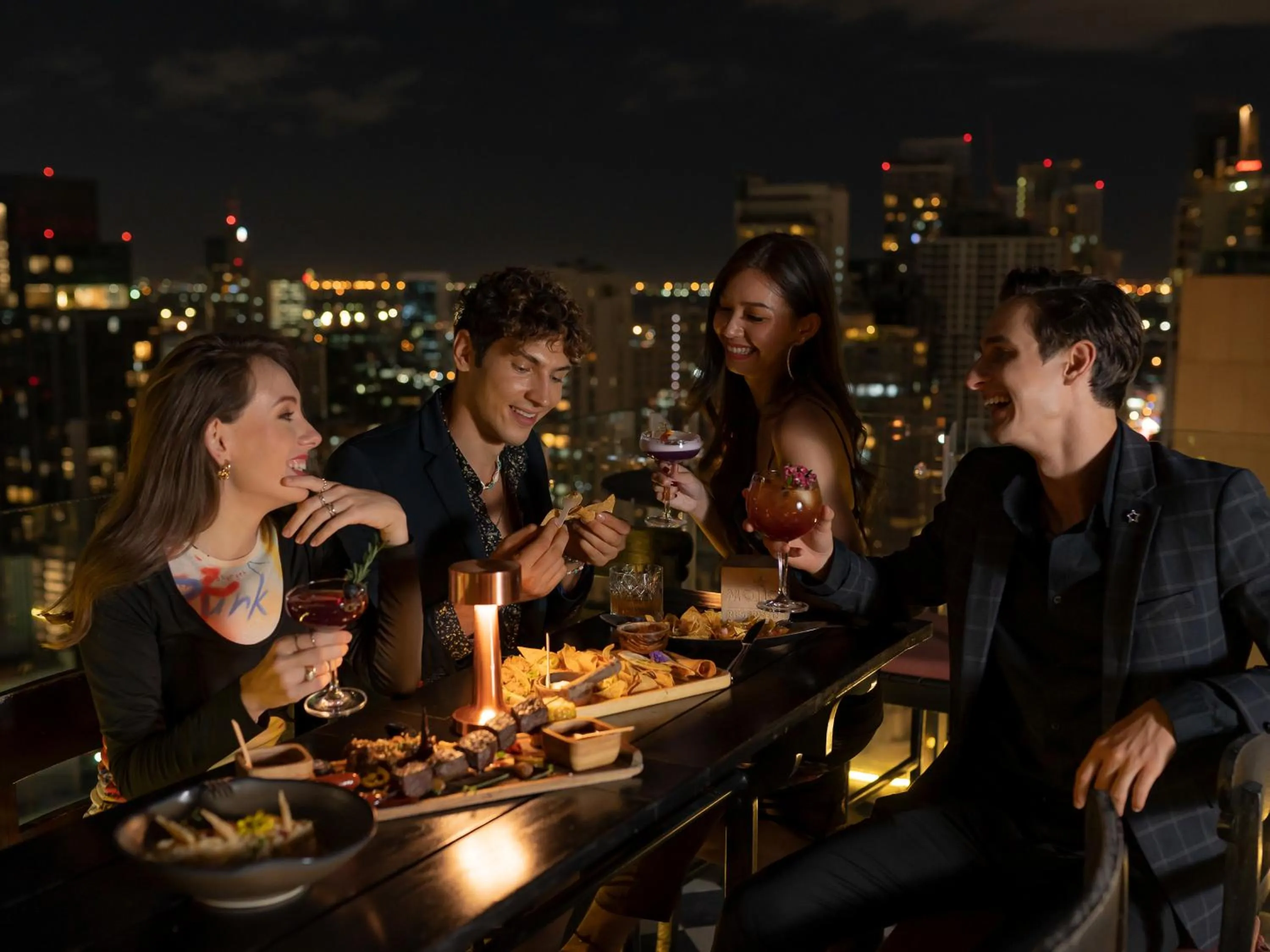 Lounge or bar in SKYVIEW Hotel Bangkok - Sukhumvit