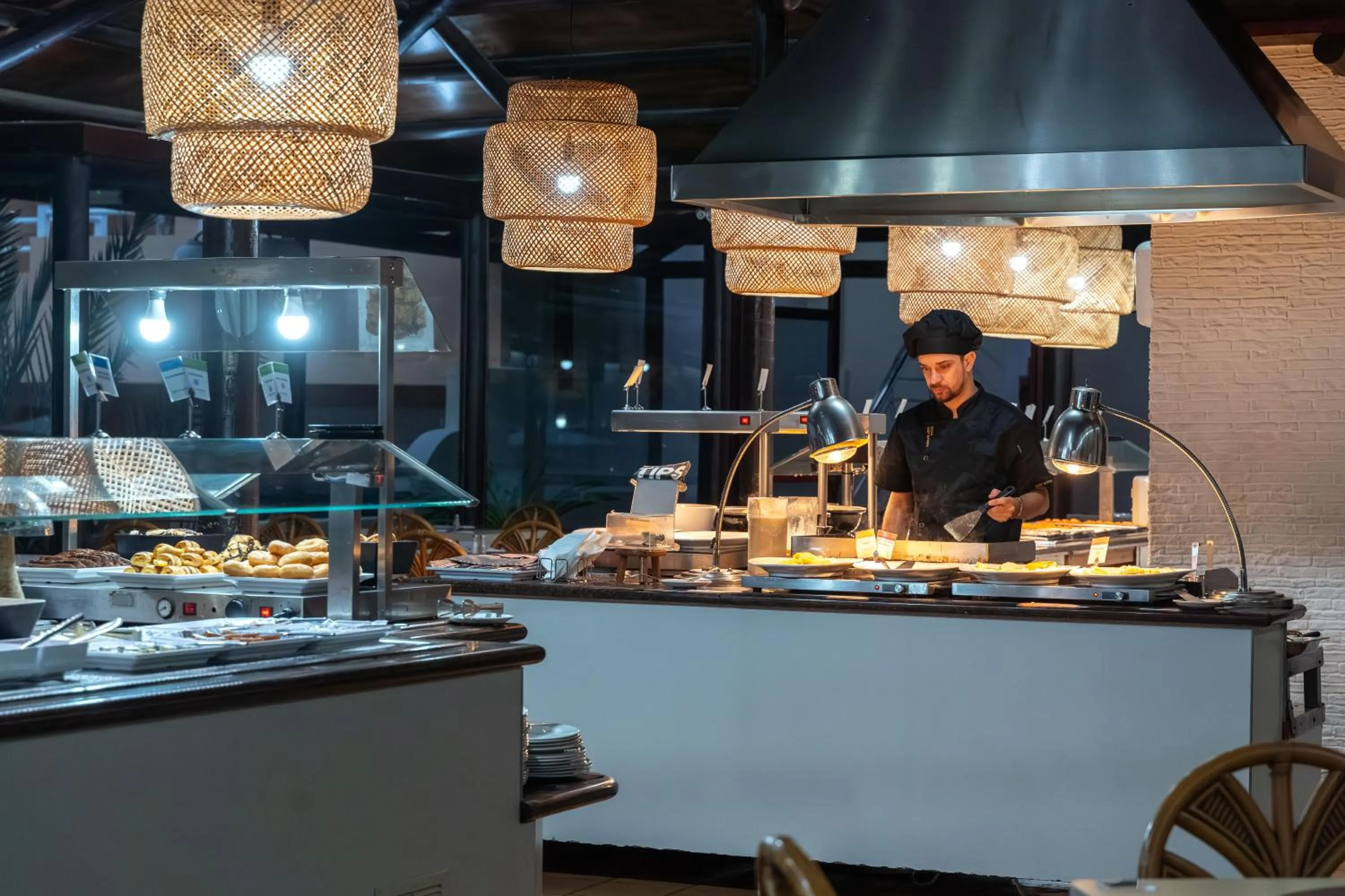 Restaurant/places to eat in Hotel Arena Suite - Adults Only