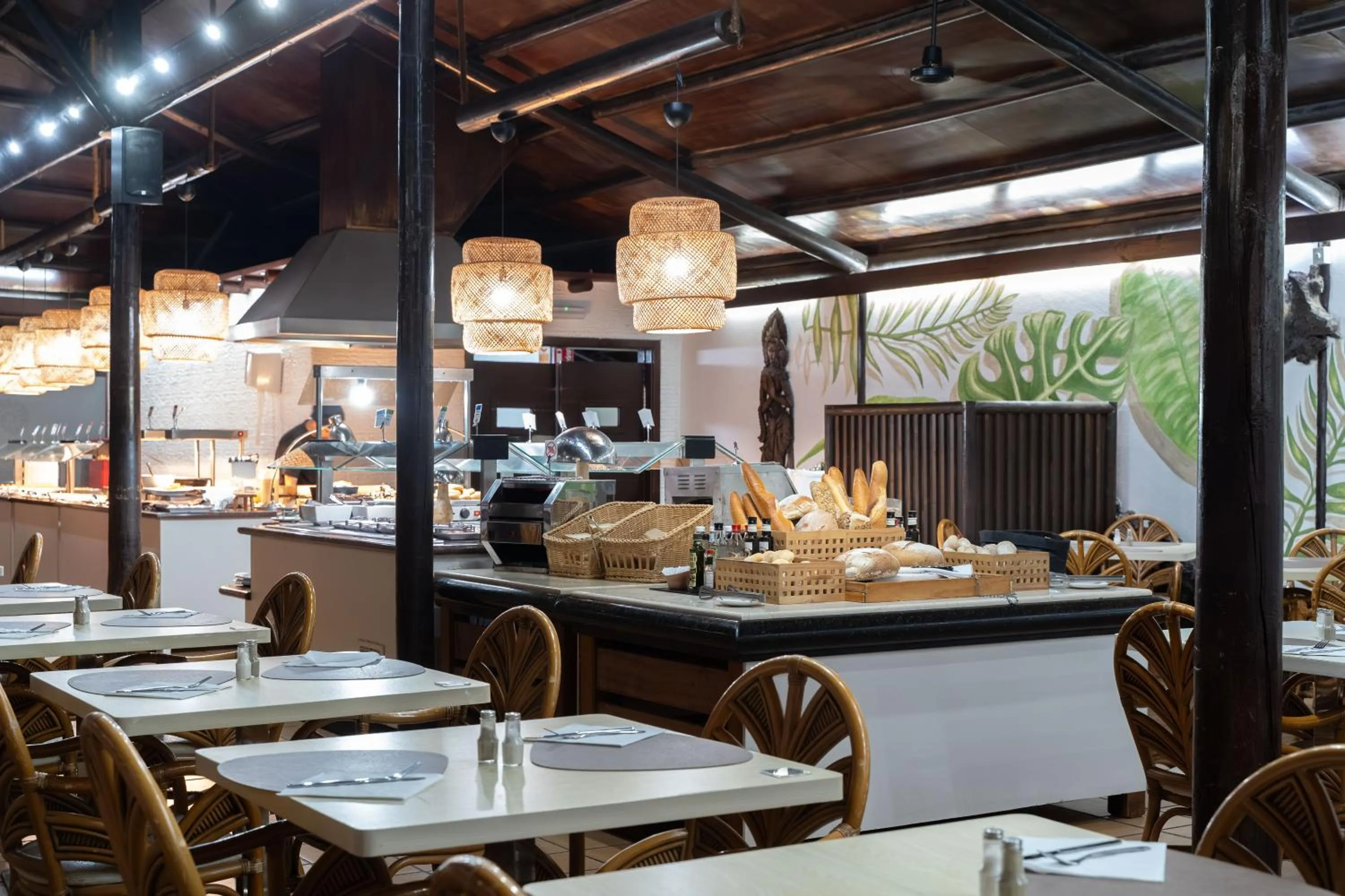 Restaurant/places to eat in Hotel Arena Suite - Adults Only