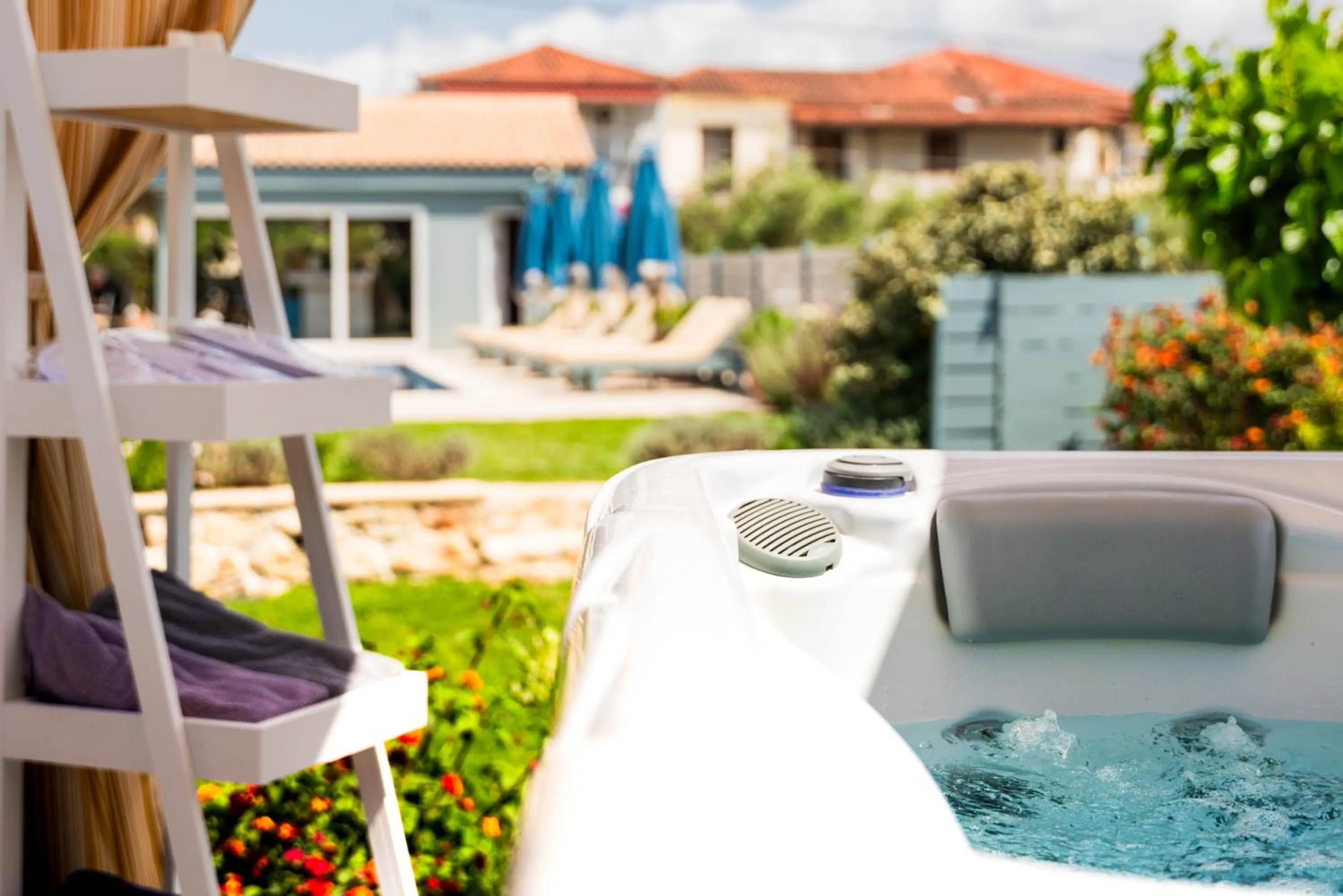 Hot Tub in Memories Apartments