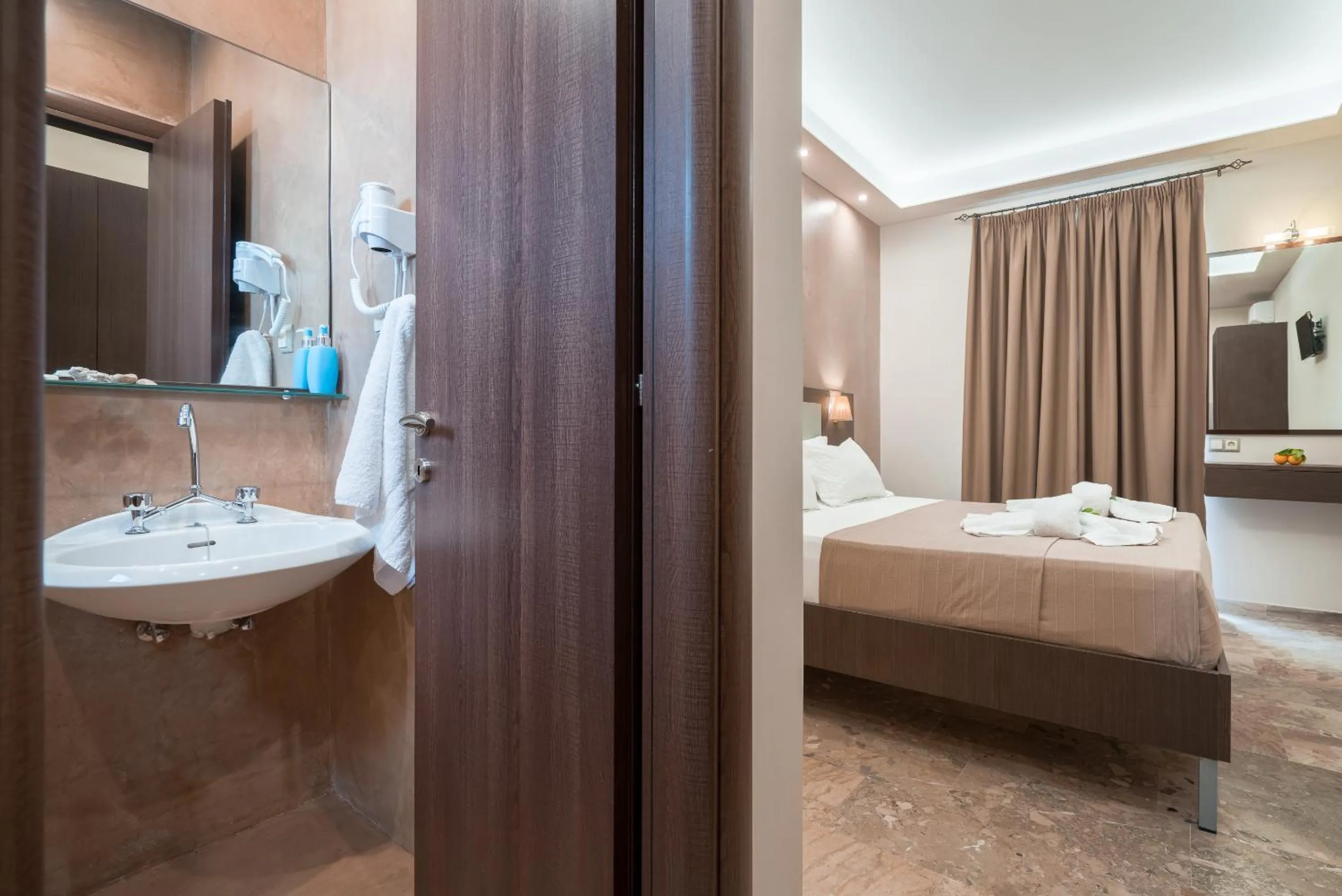 Bathroom, Bed in Memories Apartments