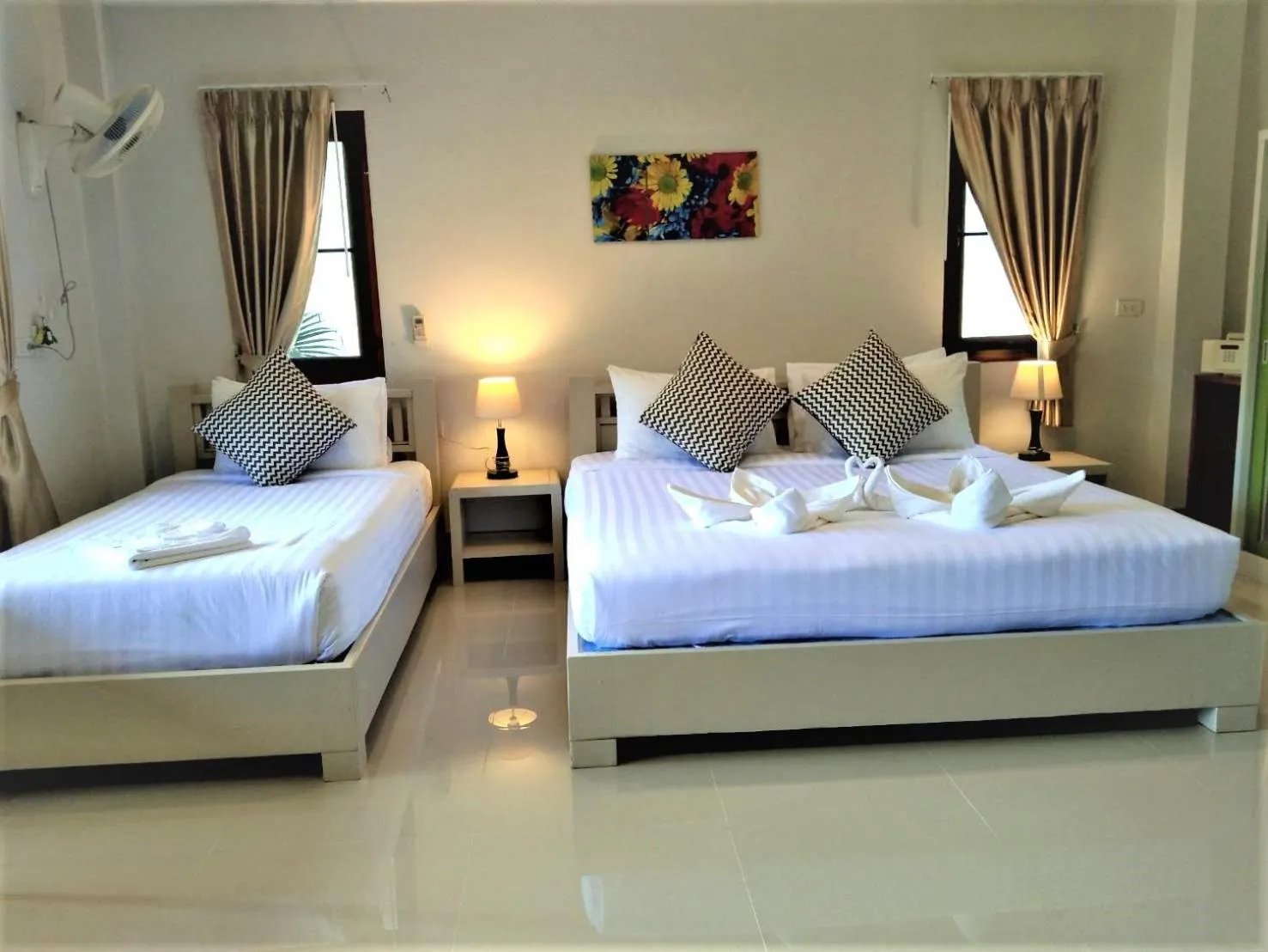 Bedroom, Bed in Breeze Bay Villa