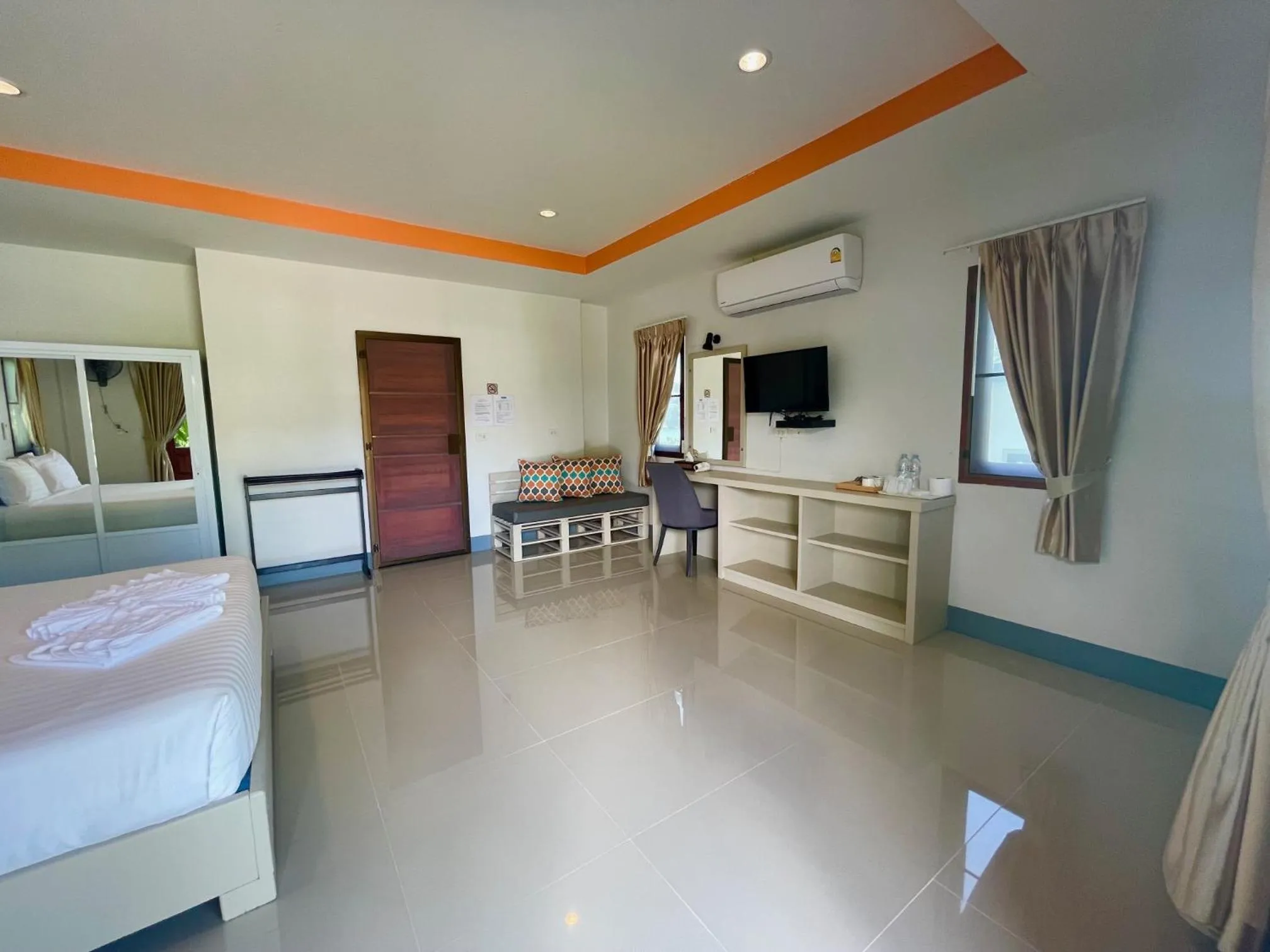 Bedroom, Bed in Breeze Bay Villa