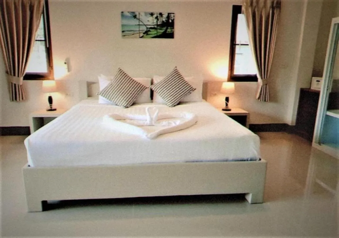 Bedroom, Bed in Breeze Bay Villa