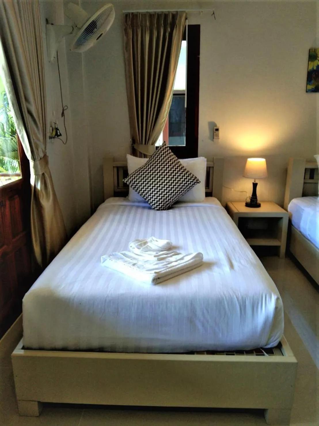 Bedroom, Bed in Breeze Bay Villa