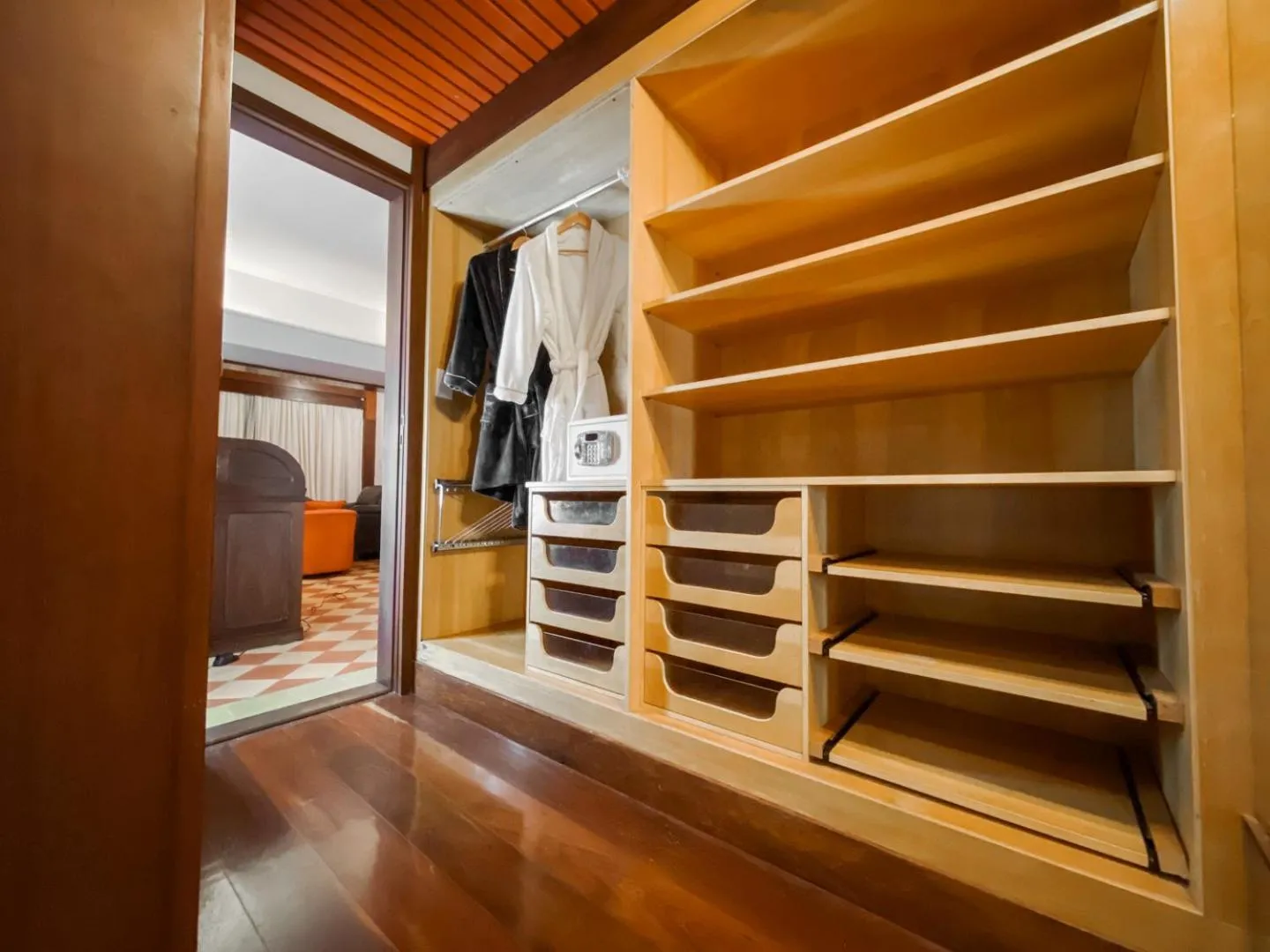 wardrobe in Sailing Hotel & Spa