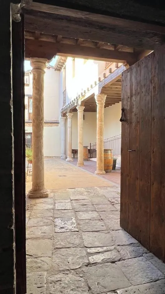 Facade/entrance in Palacio Rejadorada
