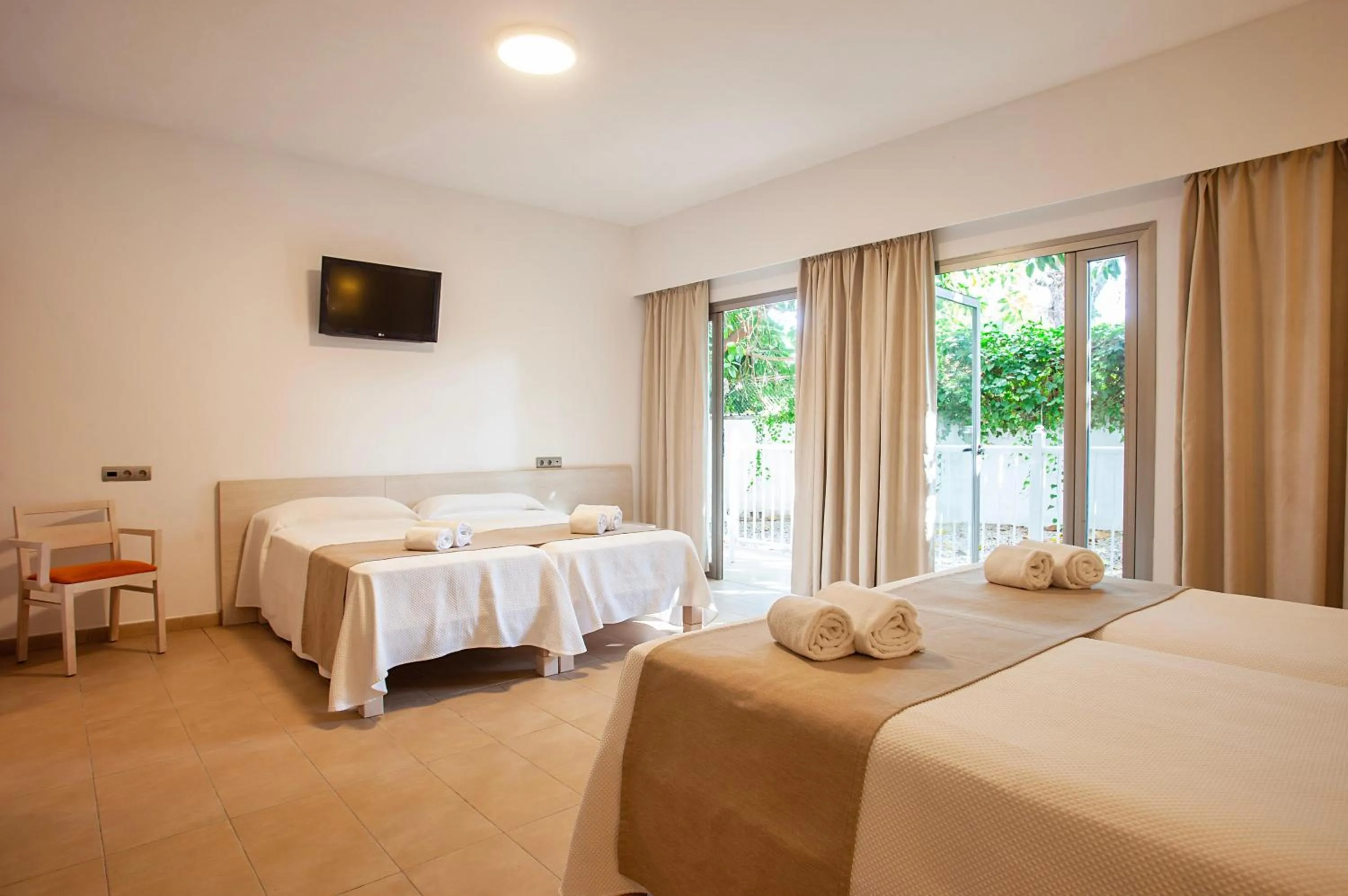 Photo of the whole room, Bed in Hotel Puchet Ibiza