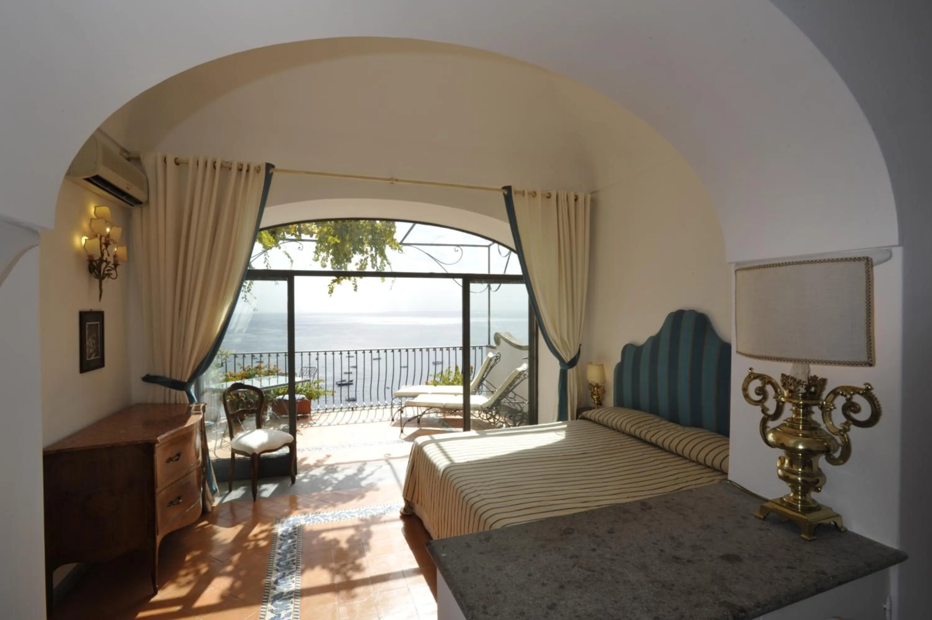 Sea view, Bed in Albergo Miramare Positano