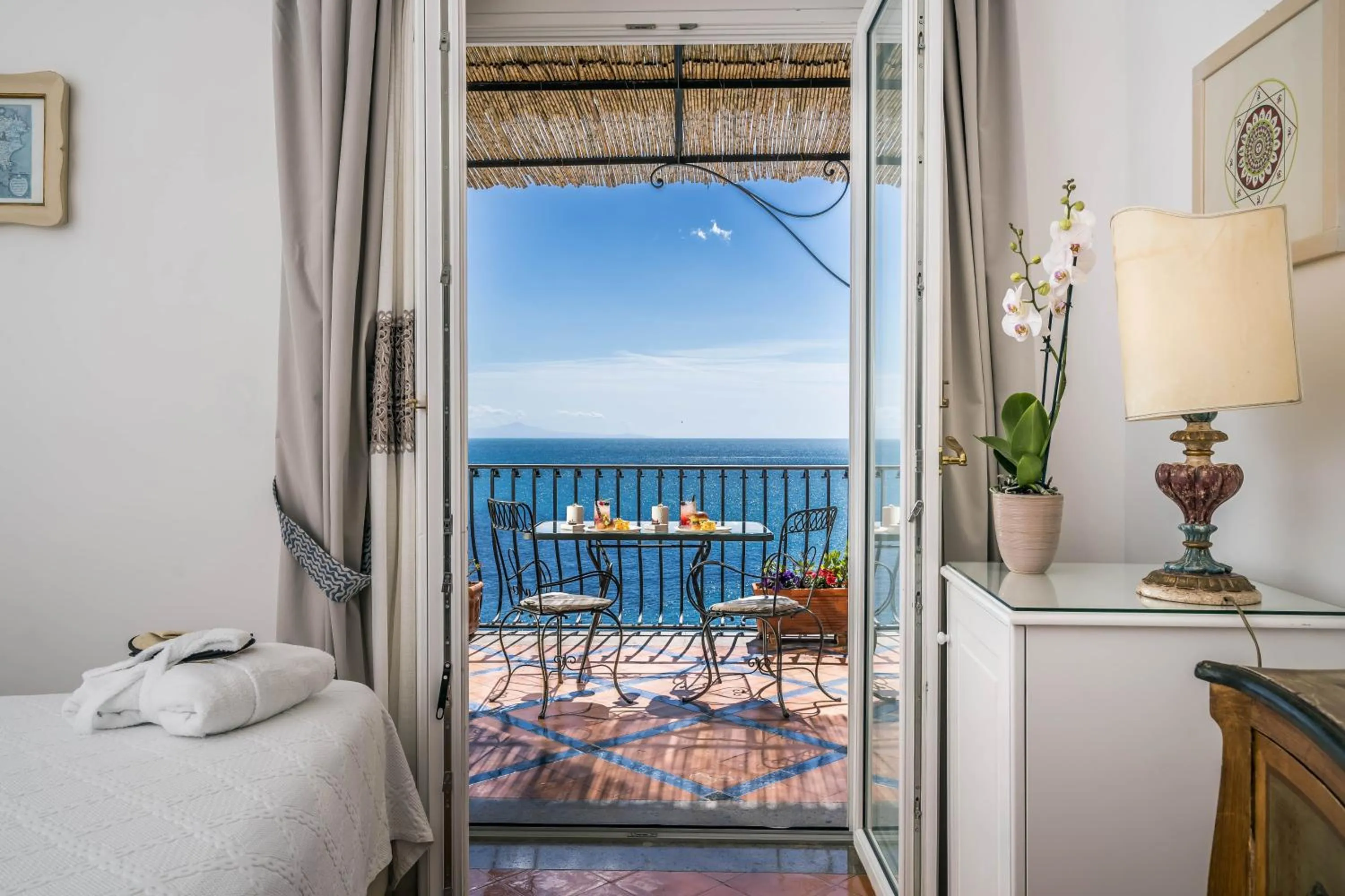 Photo of the whole room, Bed in Albergo Miramare Positano