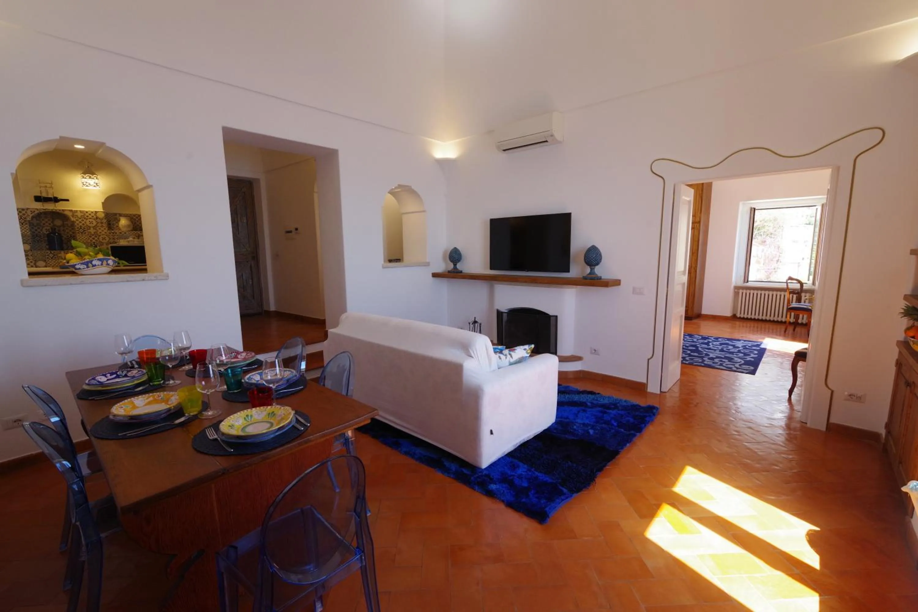 Communal lounge/ TV room in Albergo Miramare Positano