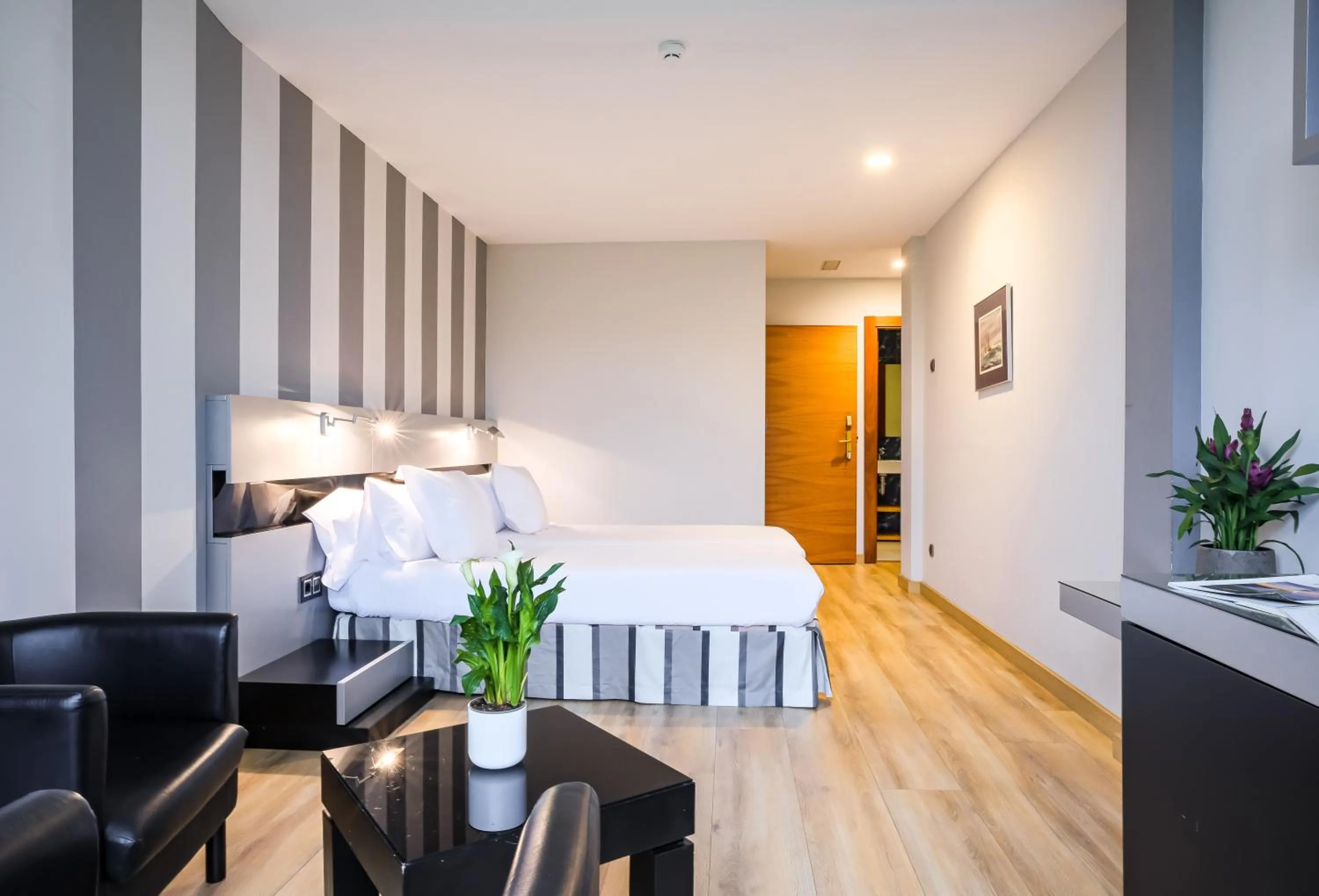 Photo of the whole room, Bed in Indiana Boutique Hotel