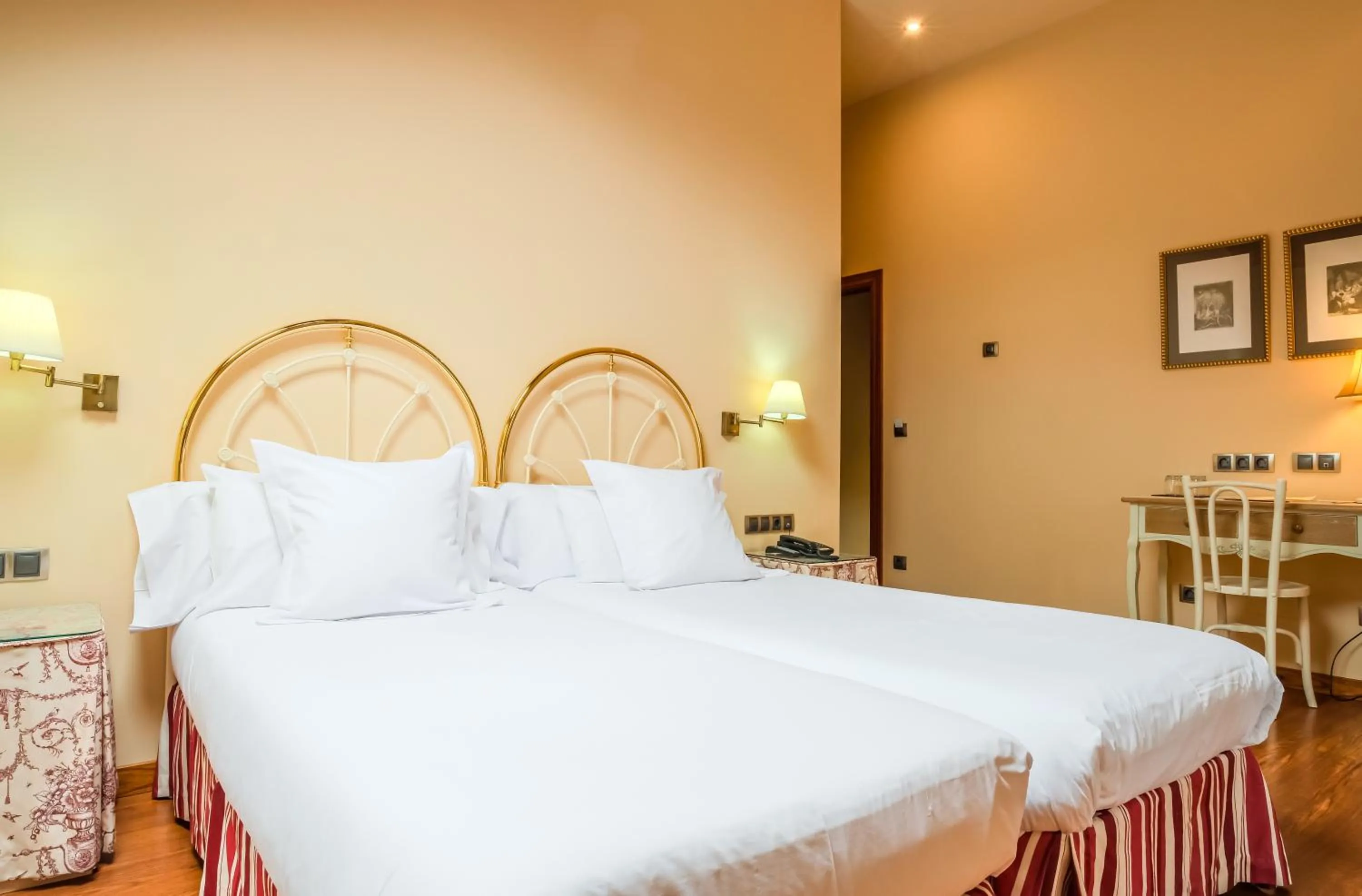 Photo of the whole room, Bed in Indiana Boutique Hotel