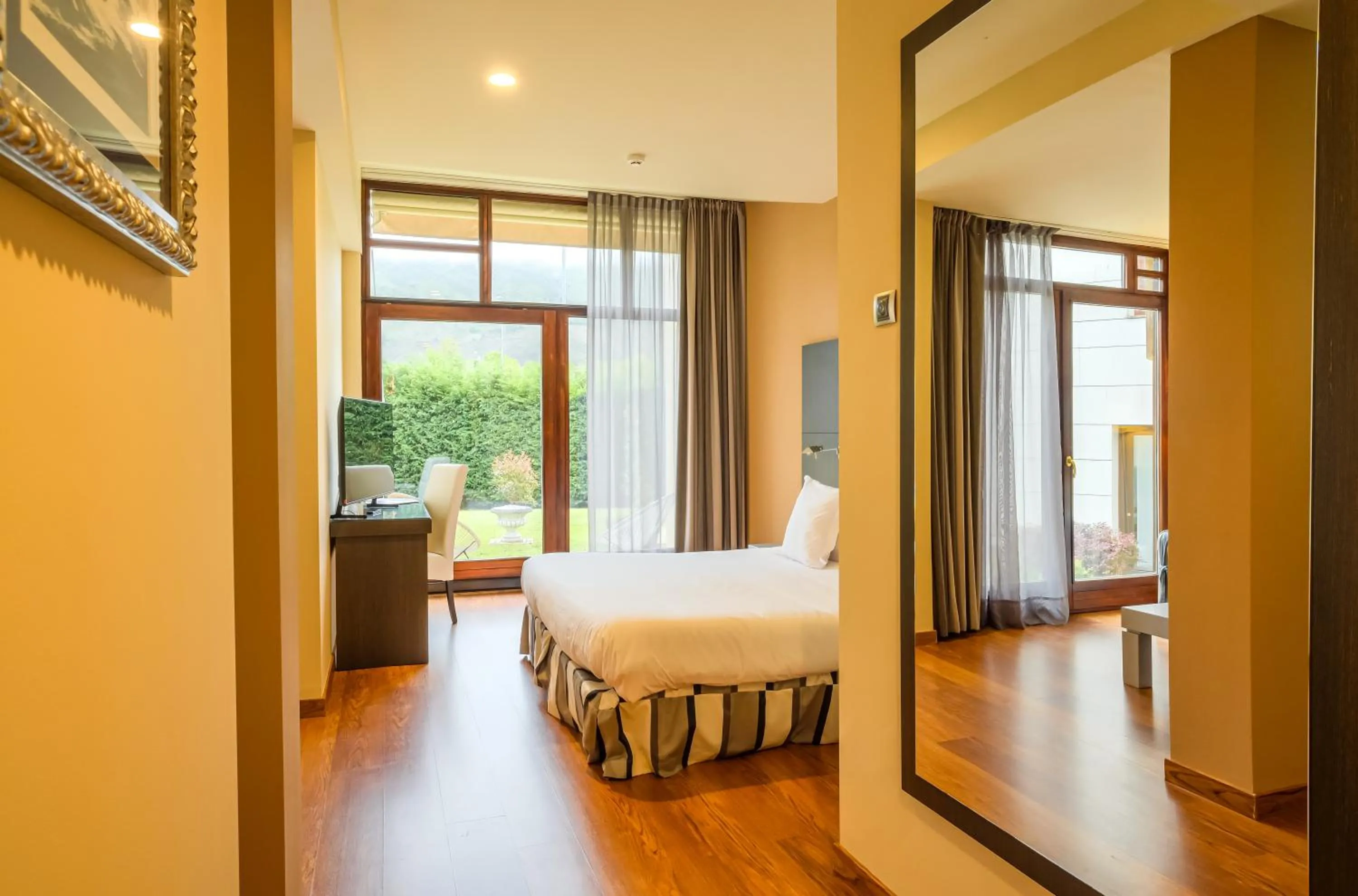 Photo of the whole room, Bed in Indiana Boutique Hotel