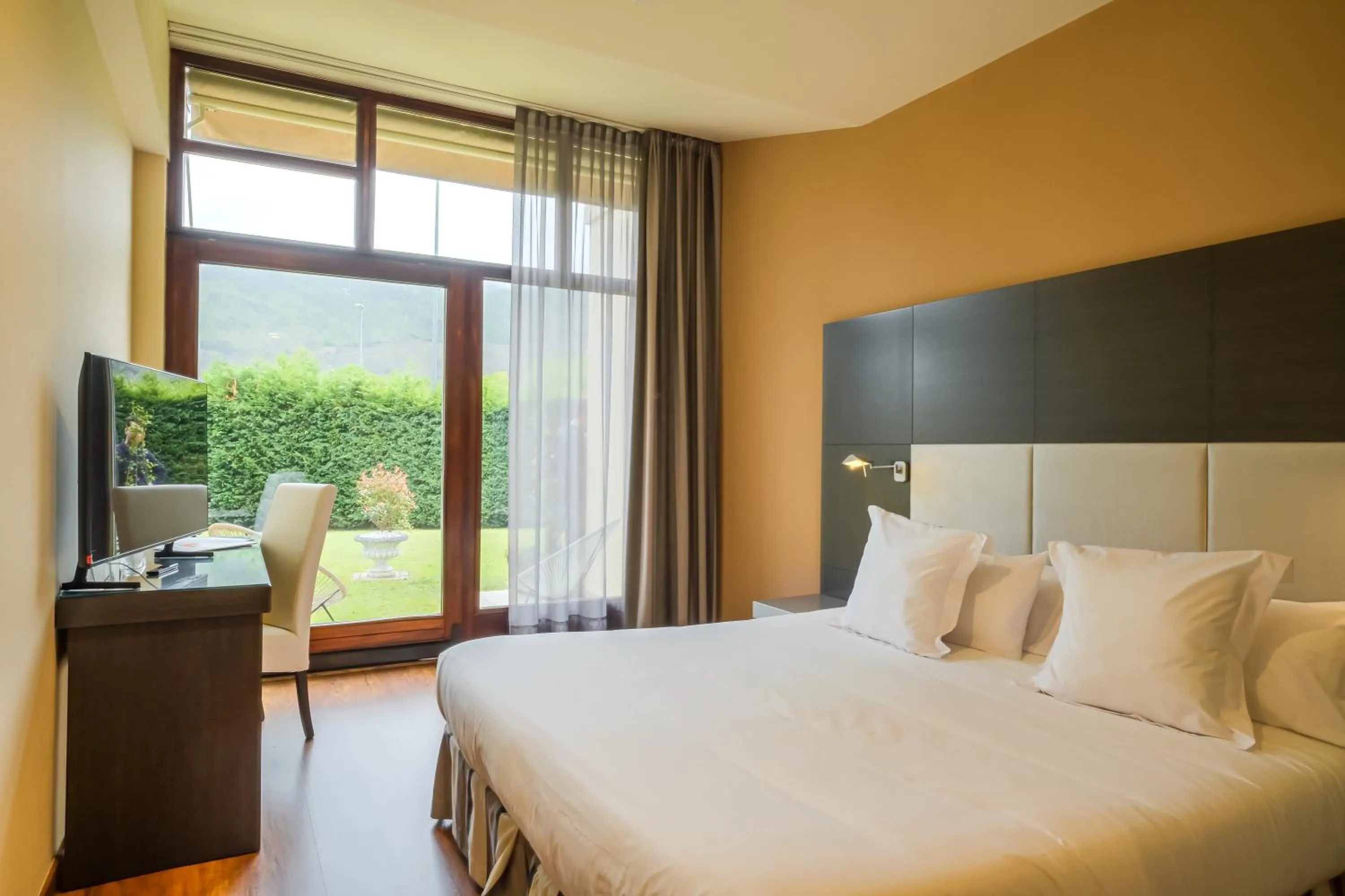 Photo of the whole room, Bed in Indiana Boutique Hotel