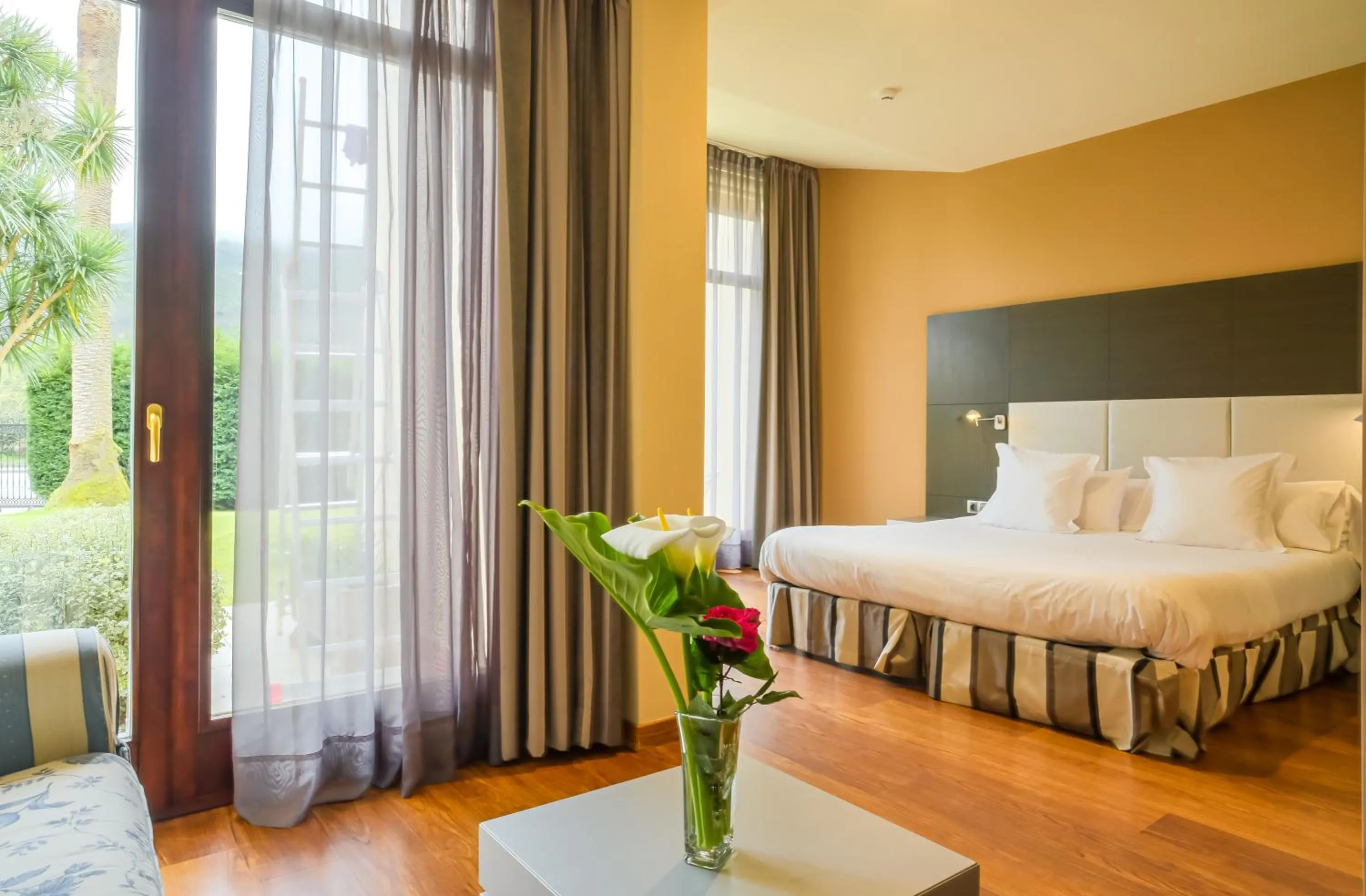 Photo of the whole room, Bed in Indiana Boutique Hotel