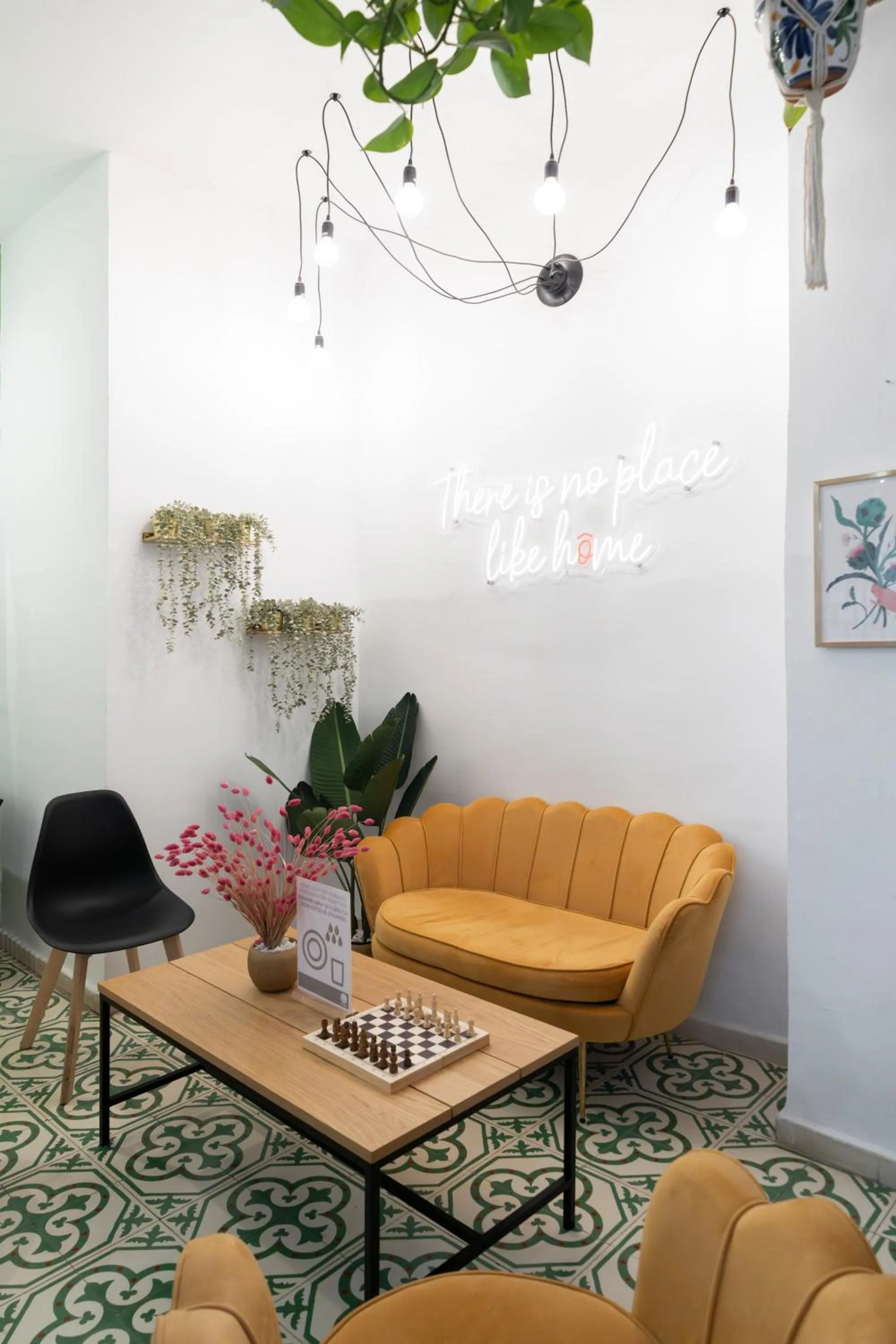 Living room in Home Youth Hostel by Feetup Hostels