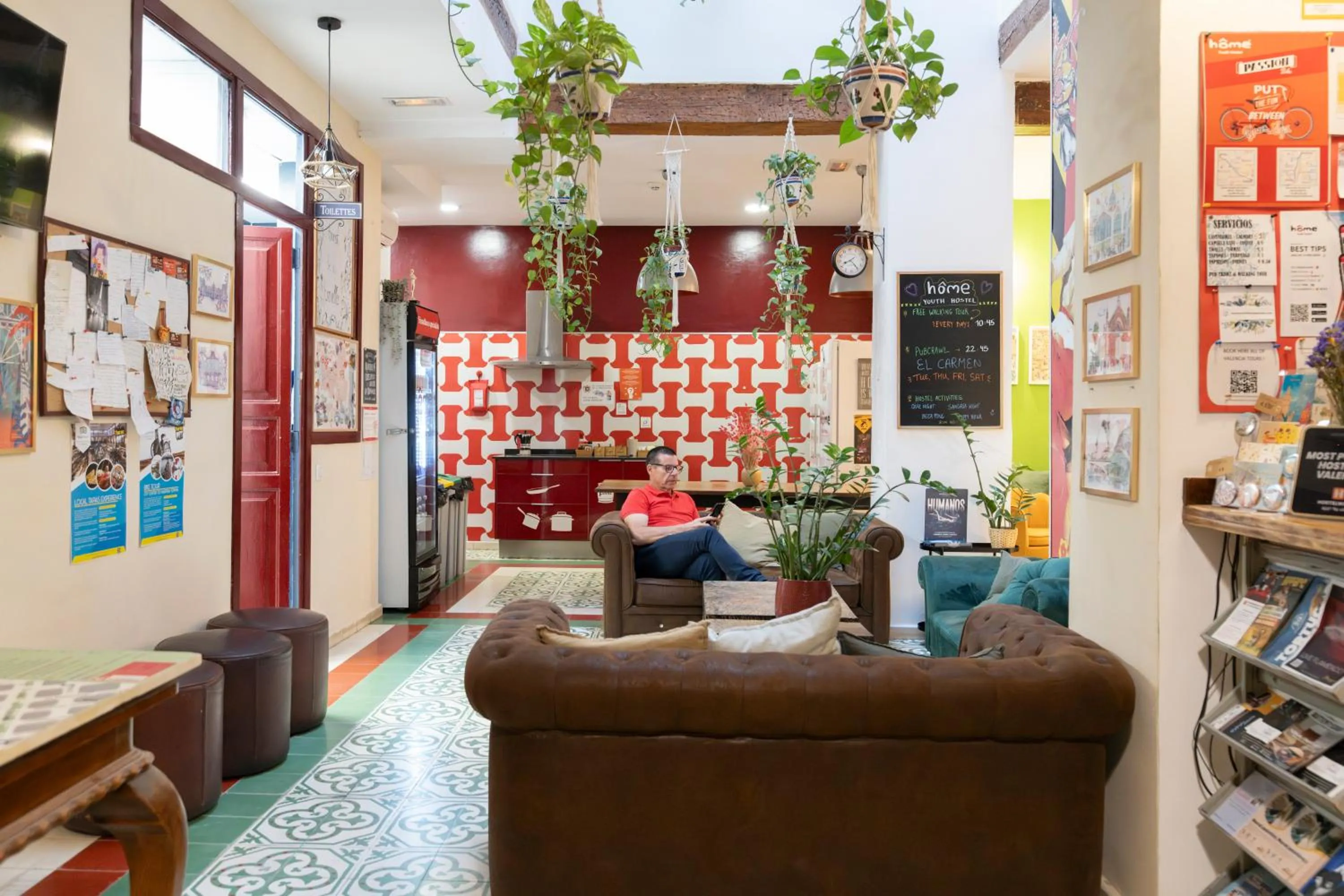 Communal lounge/ TV room in Home Youth Hostel by Feetup Hostels