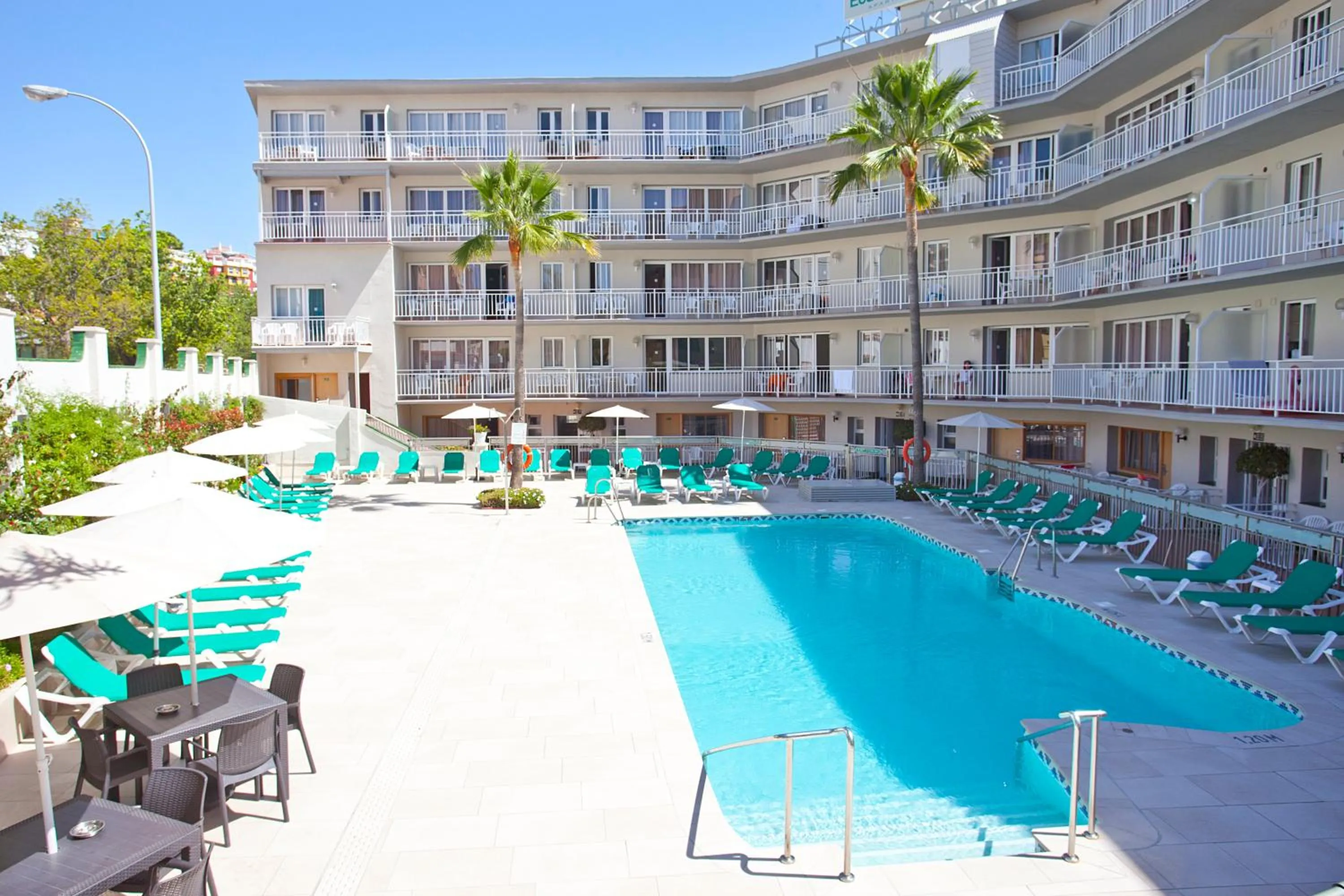 Swimming pool in Apartamentos Ecuador Park