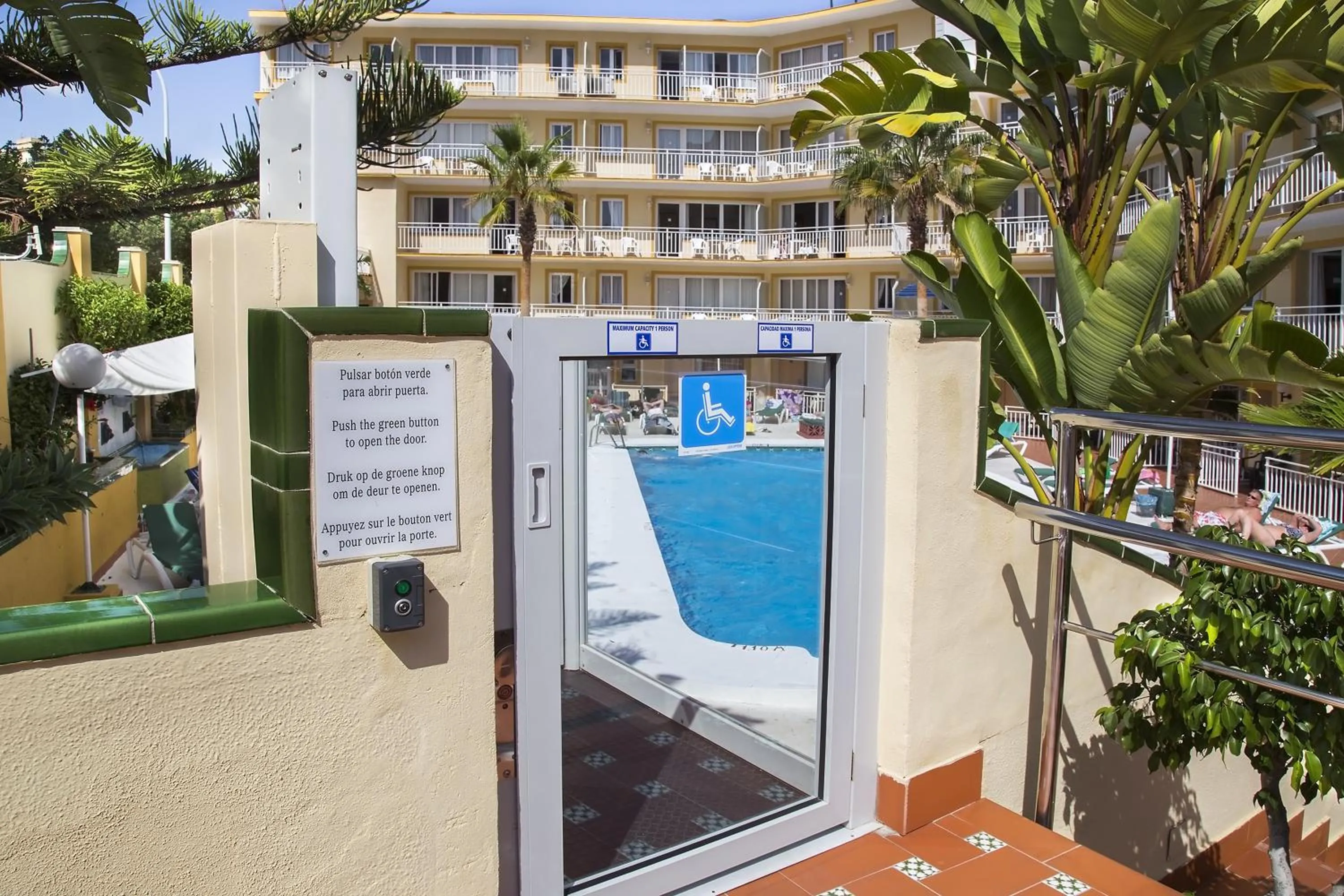 Facade/entrance in Apartamentos Ecuador Park