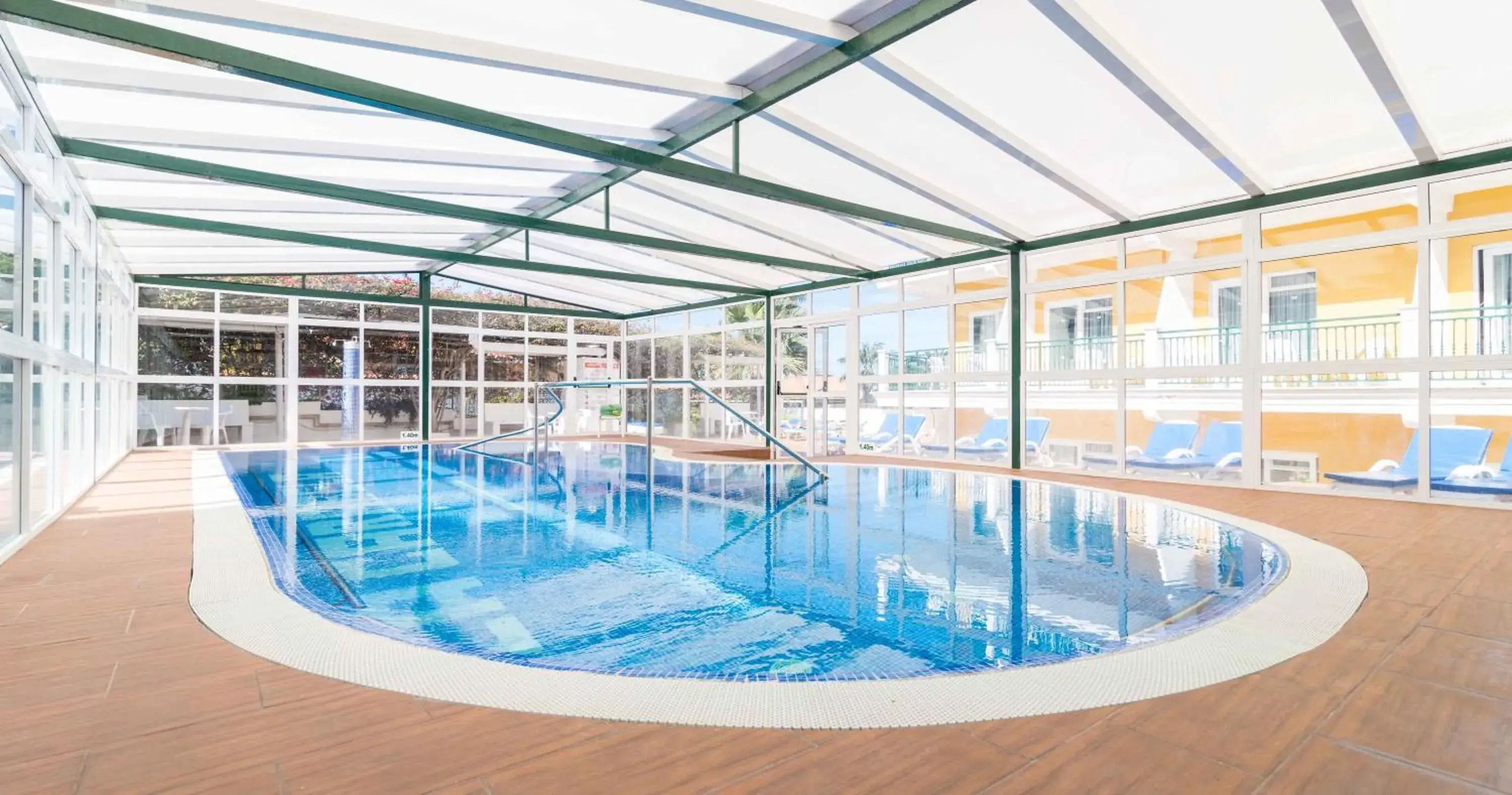 Swimming pool in Apartamentos La Carabela Swimming pool in Apartamentos La Carabela