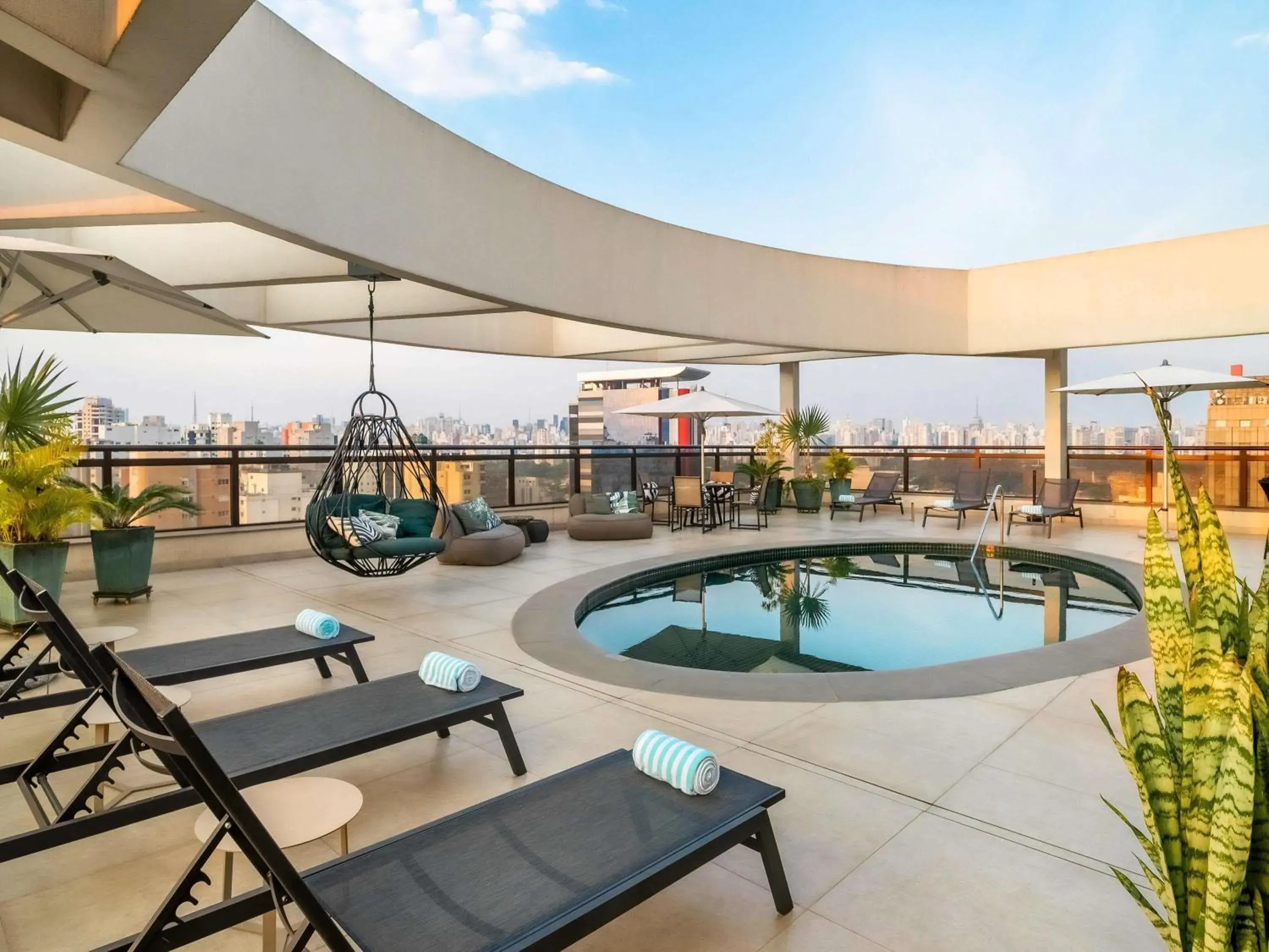 Pool view in Grand Mercure SP Itaim Bibi Pool view in Grand Mercure SP Itaim Bibi