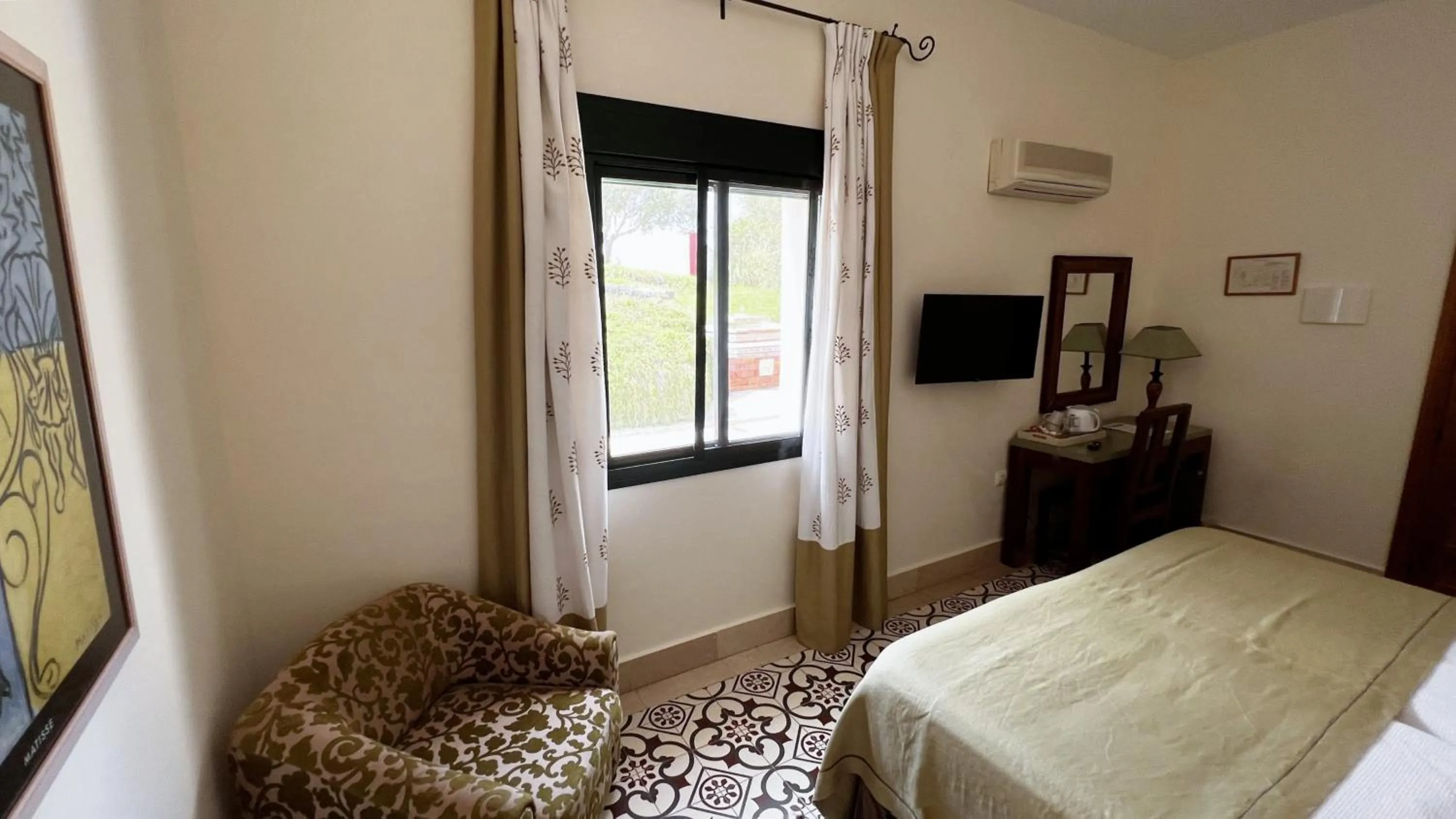 Photo of the whole room, Bed in Hotel Sindhura