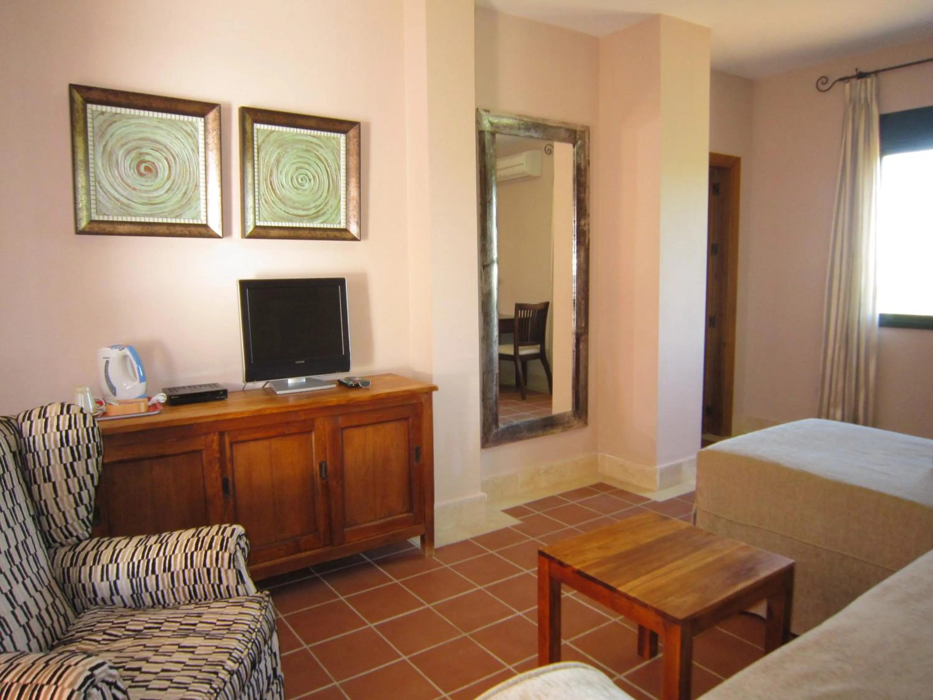 Living room, Bed in Hotel Sindhura