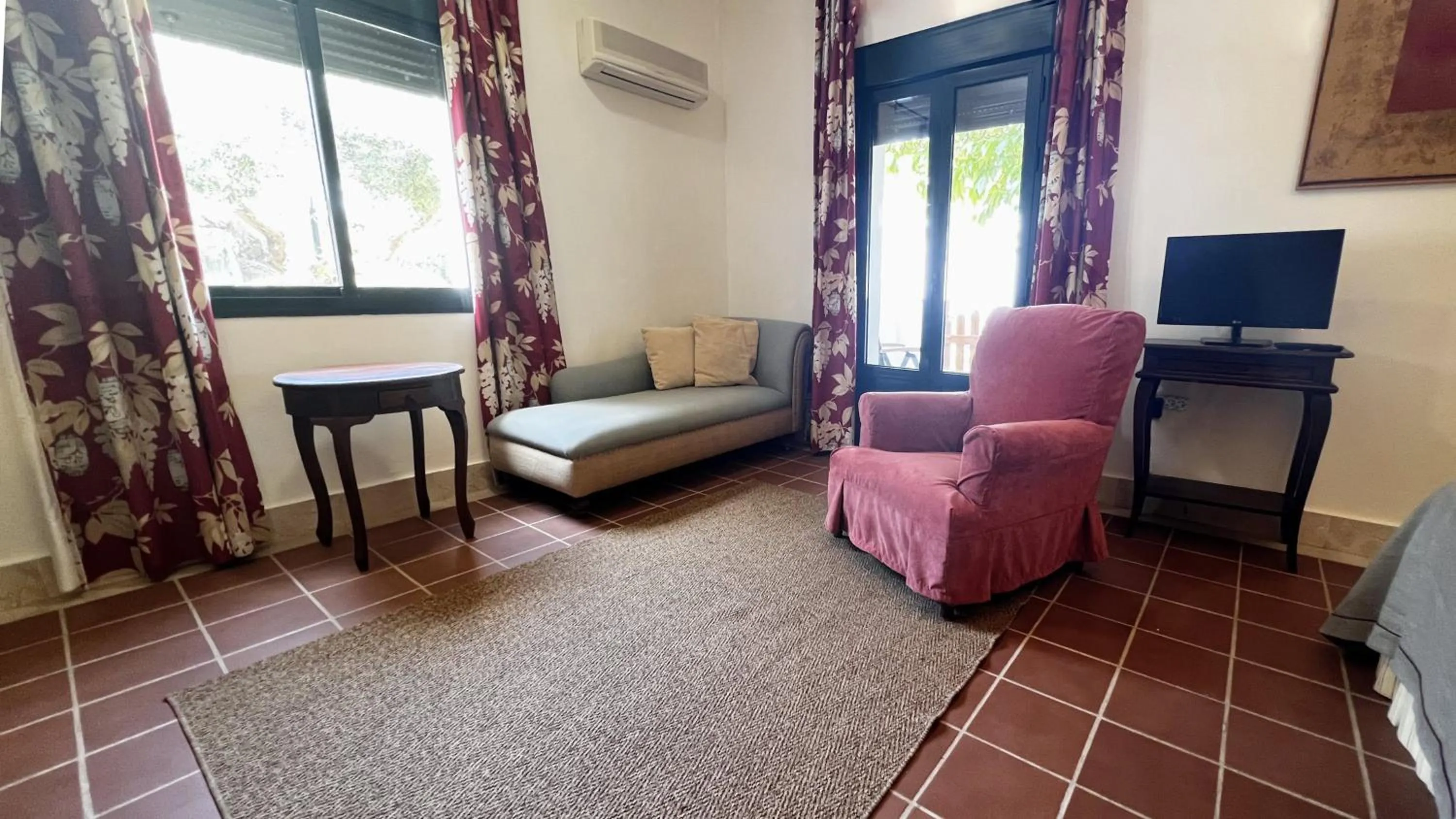 Living room, Bed in Hotel Sindhura