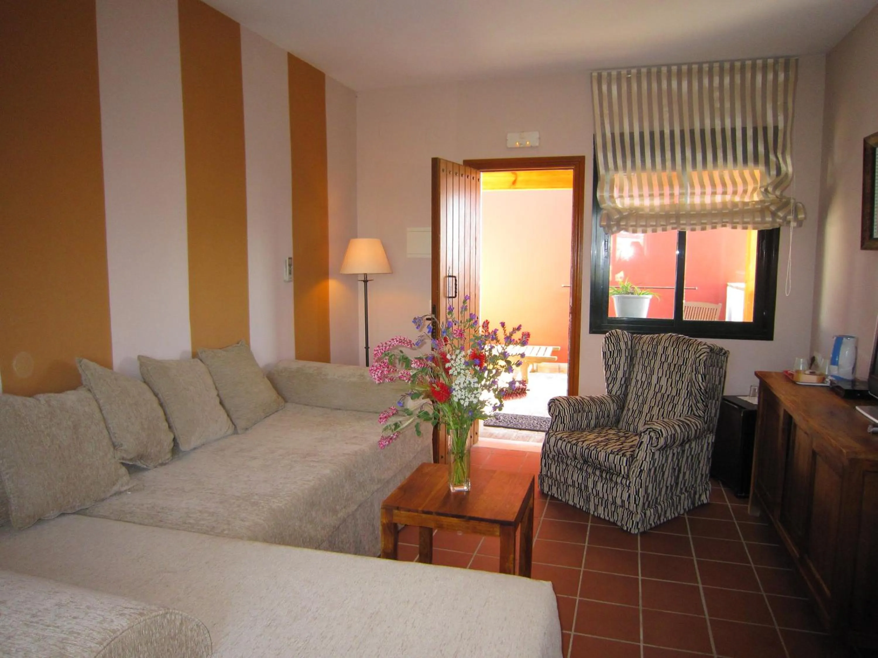 Living room, Bed in Hotel Sindhura