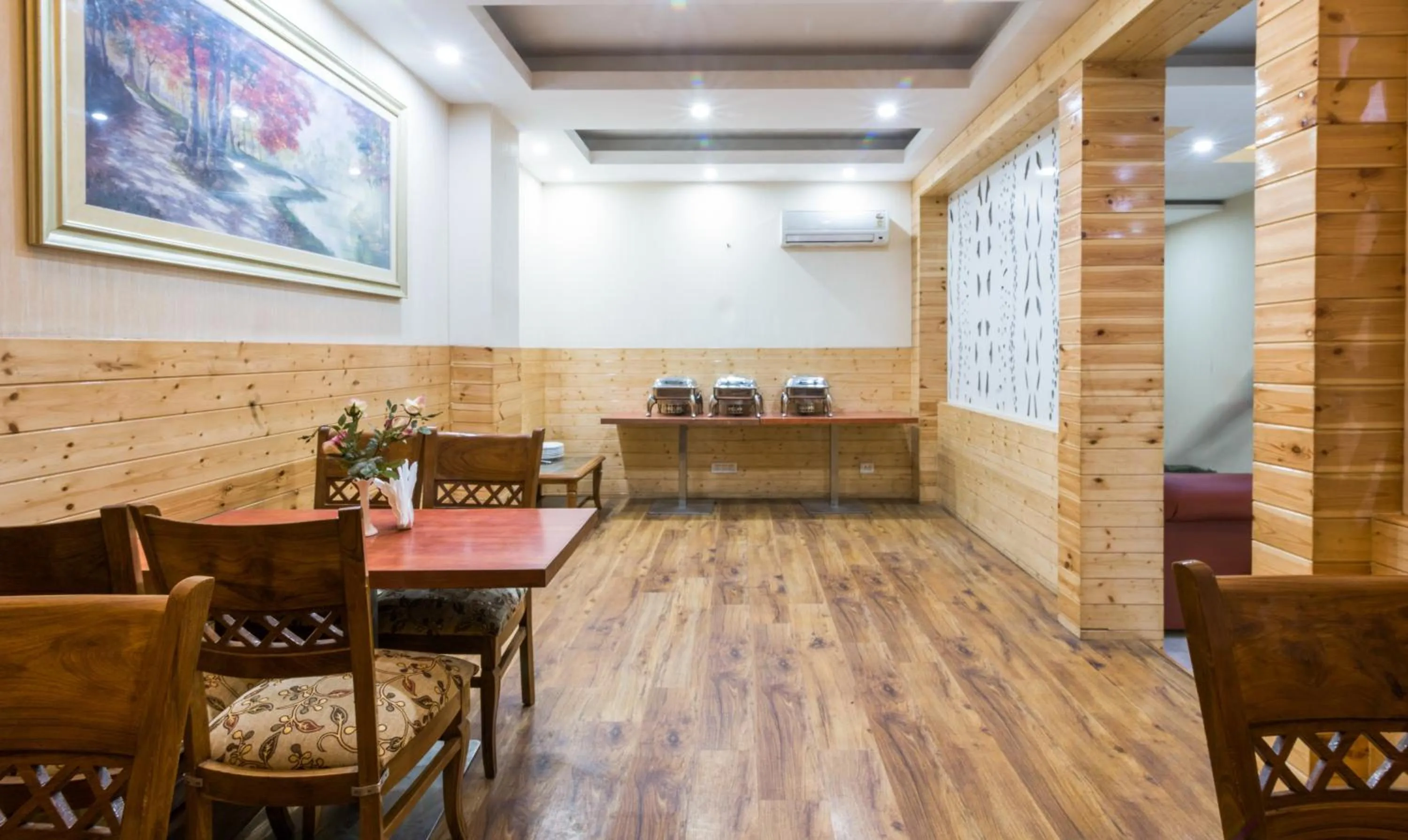 Restaurant/places to eat in Treebo House Inn