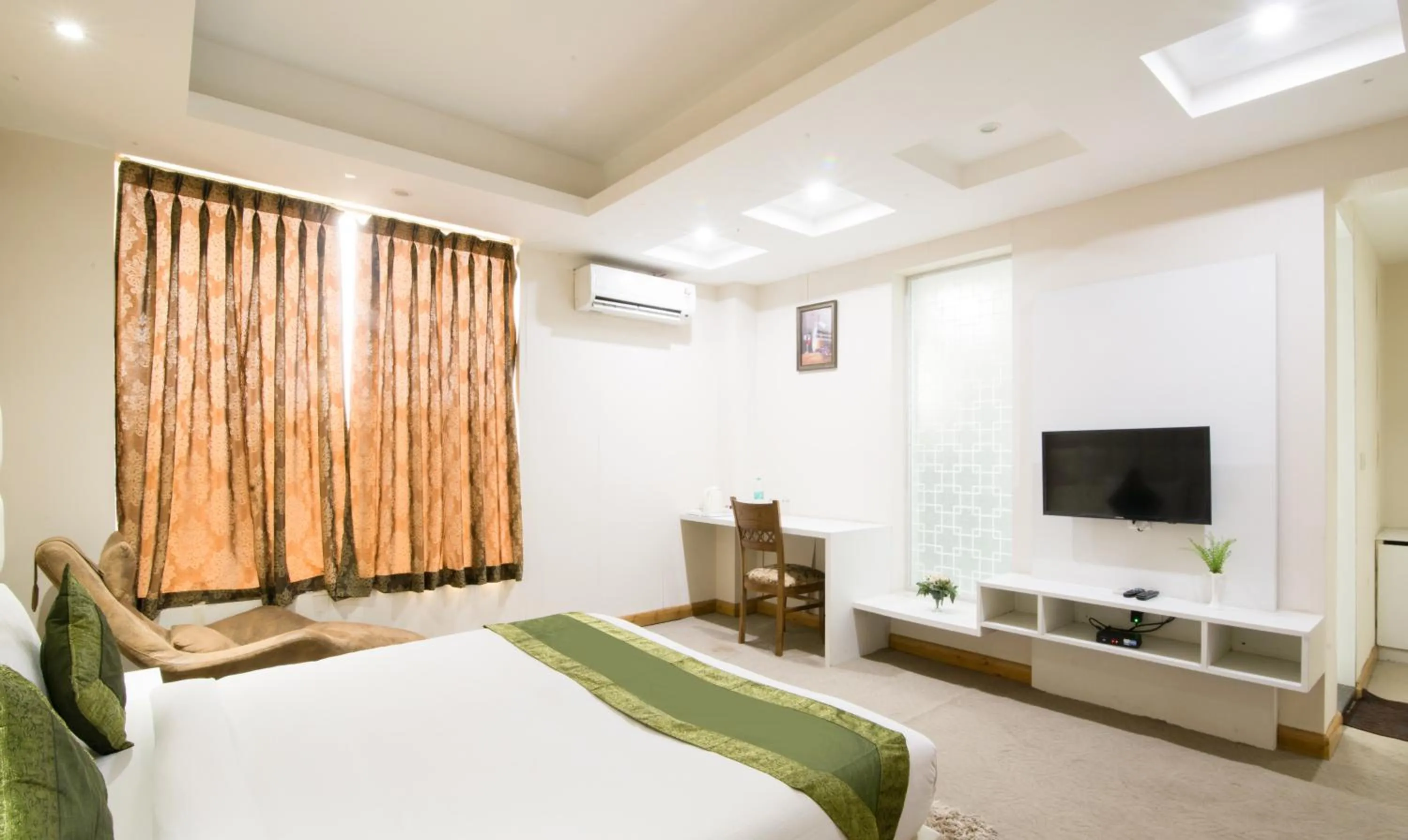 TV and multimedia, Bed in Treebo House Inn