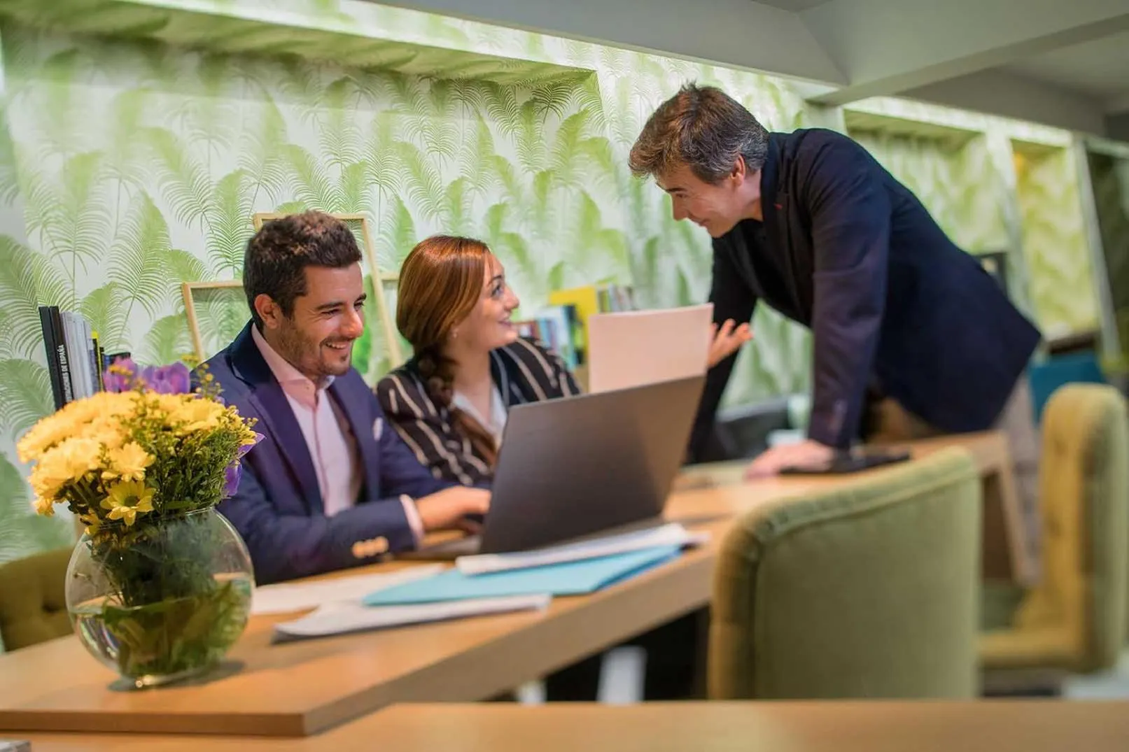 People in Apartosuites Jardines de Sabatini