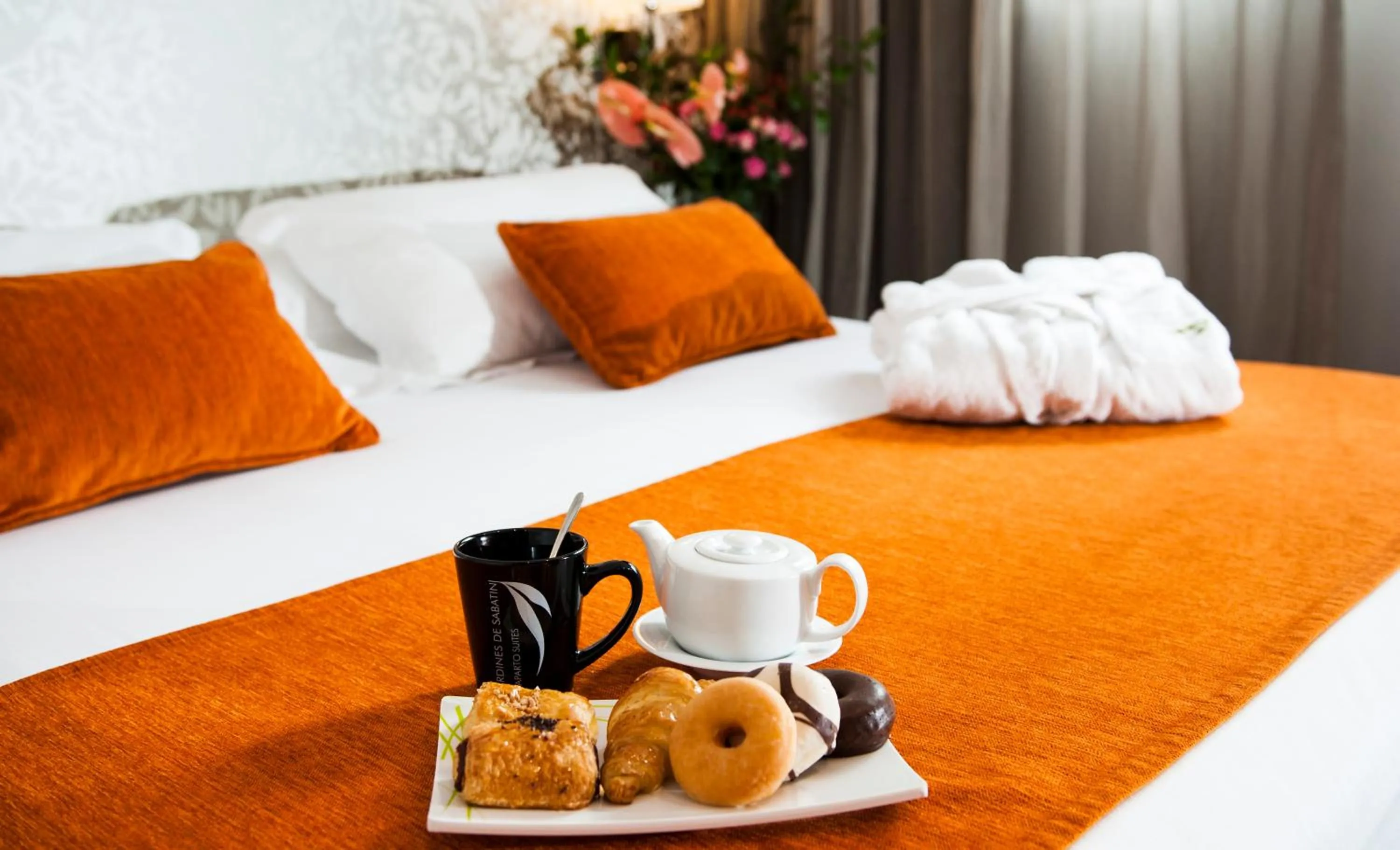 Bedroom, Bed in Apartosuites Jardines de Sabatini