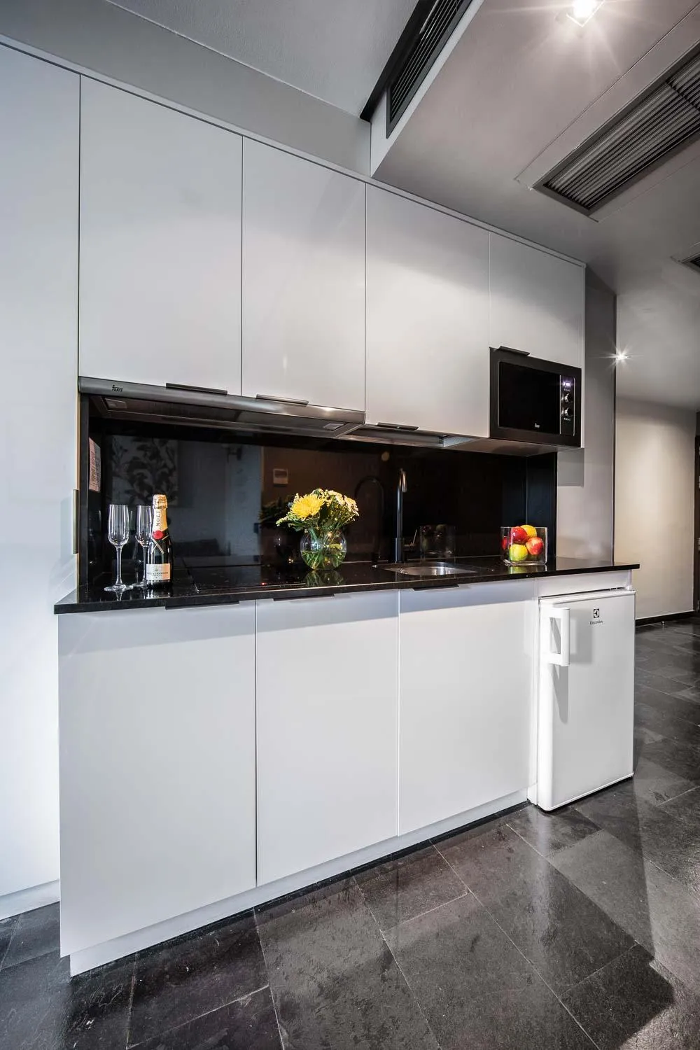 kitchen in Apartosuites Jardines de Sabatini