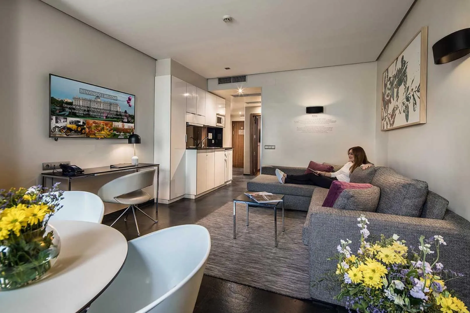 People in Apartosuites Jardines de Sabatini