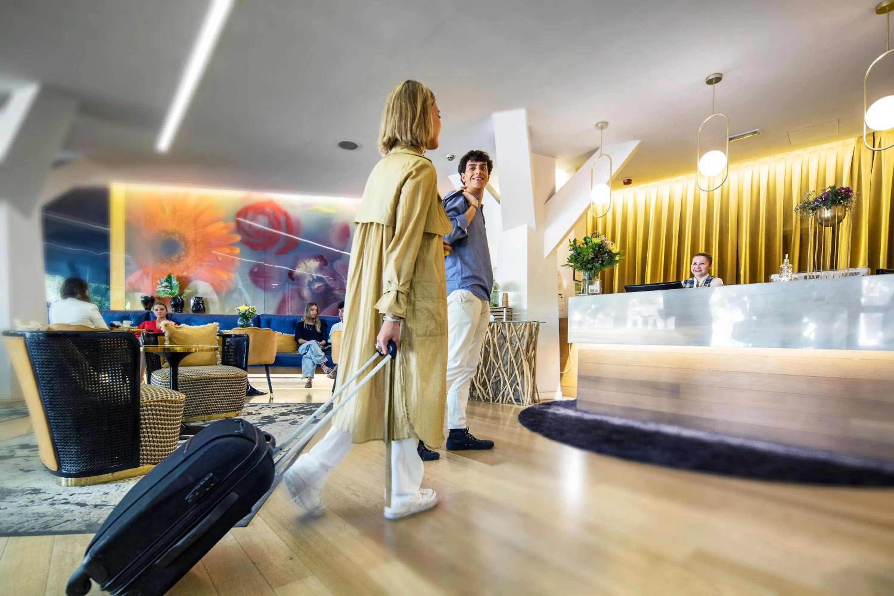 People in Apartosuites Jardines de Sabatini