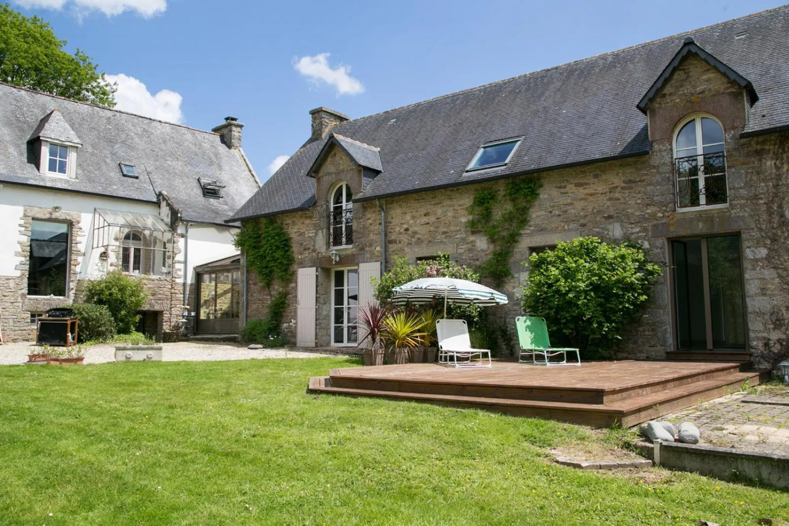 Property building in Les Dames de Nage