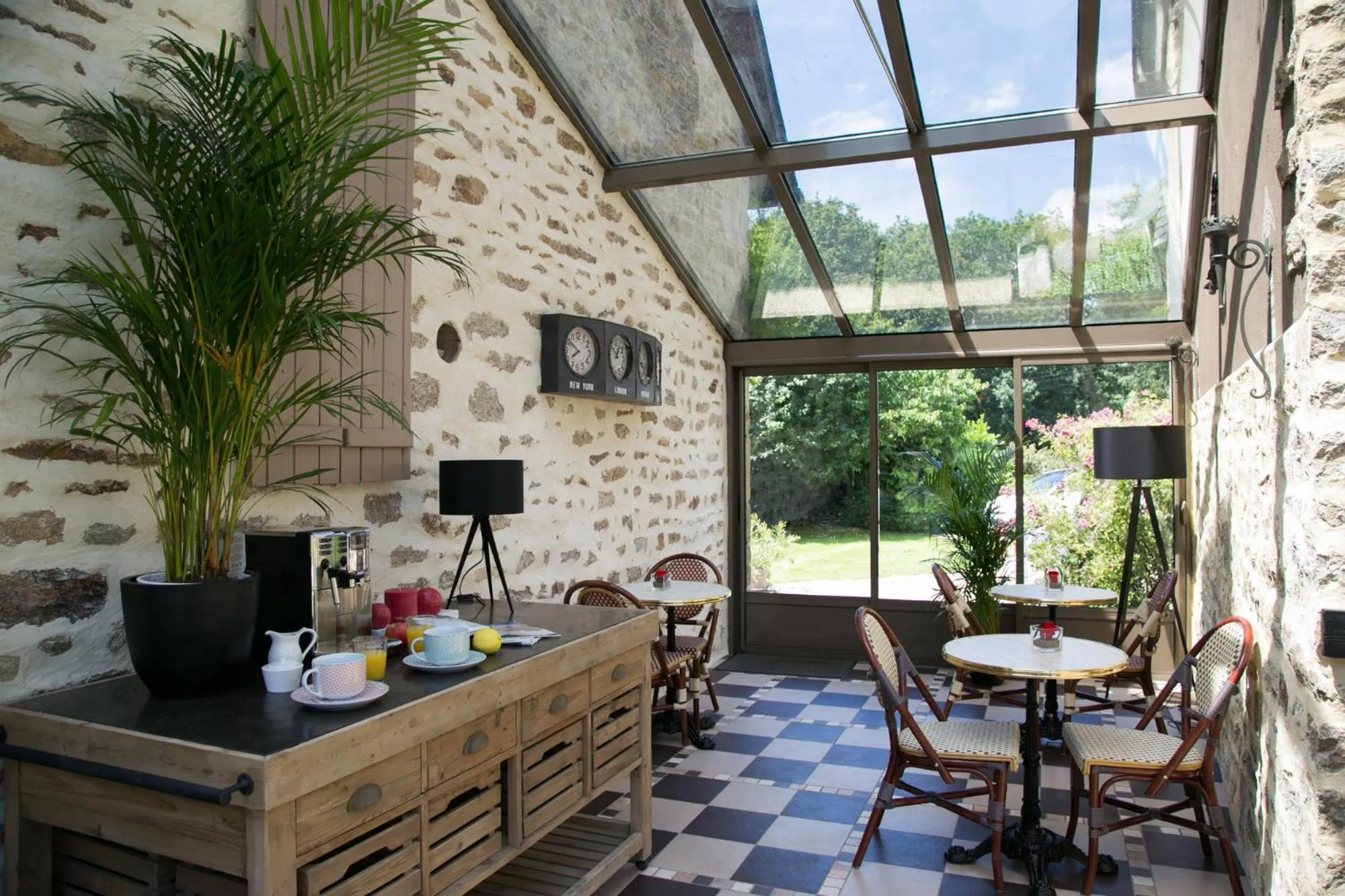 Dining area in Les Dames de Nage