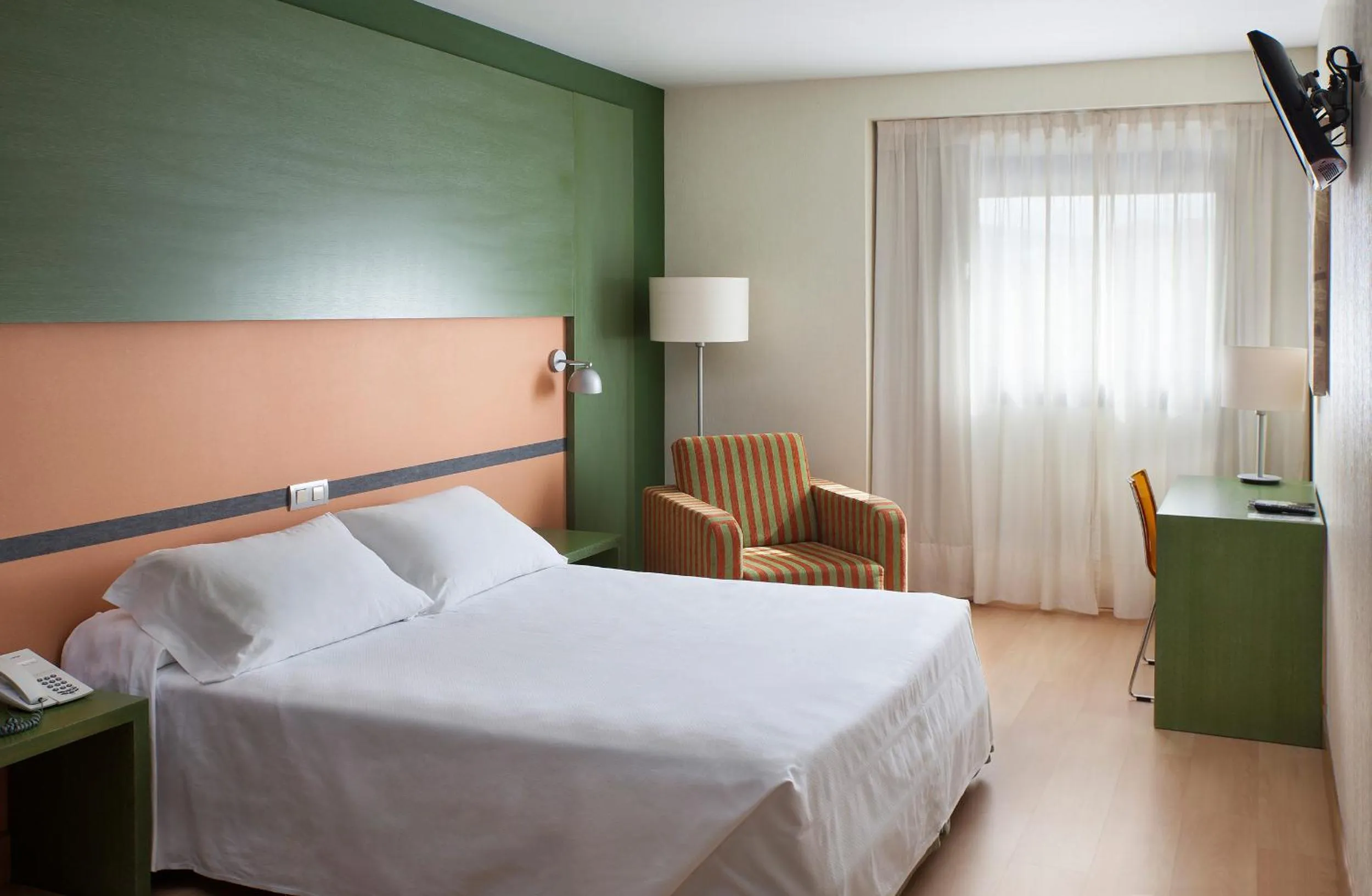 Photo of the whole room, Bed in Hotel Naval Sestao